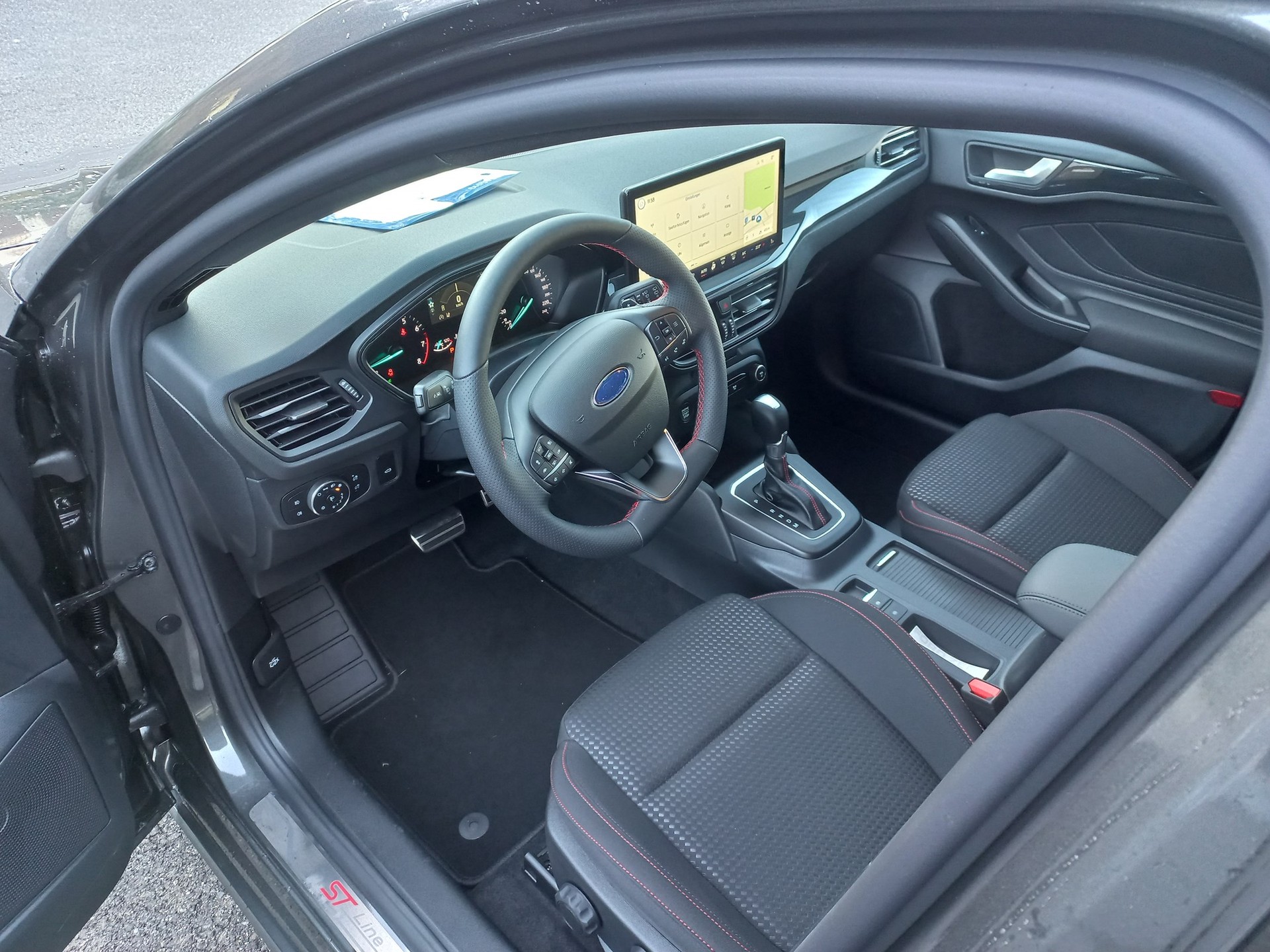 FORD Focus Station Wagon 1.0i EcoB Hybrid 155 ST-Line-image-5