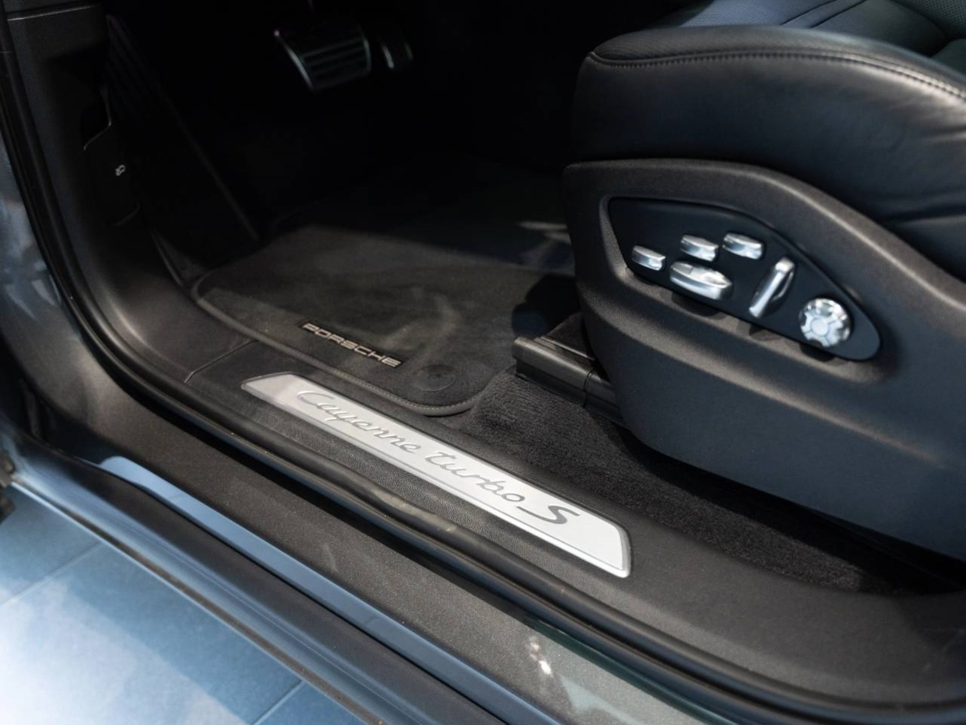 PORSCHE Cayenne Turbo S E-Hybrid Coupé-image-24