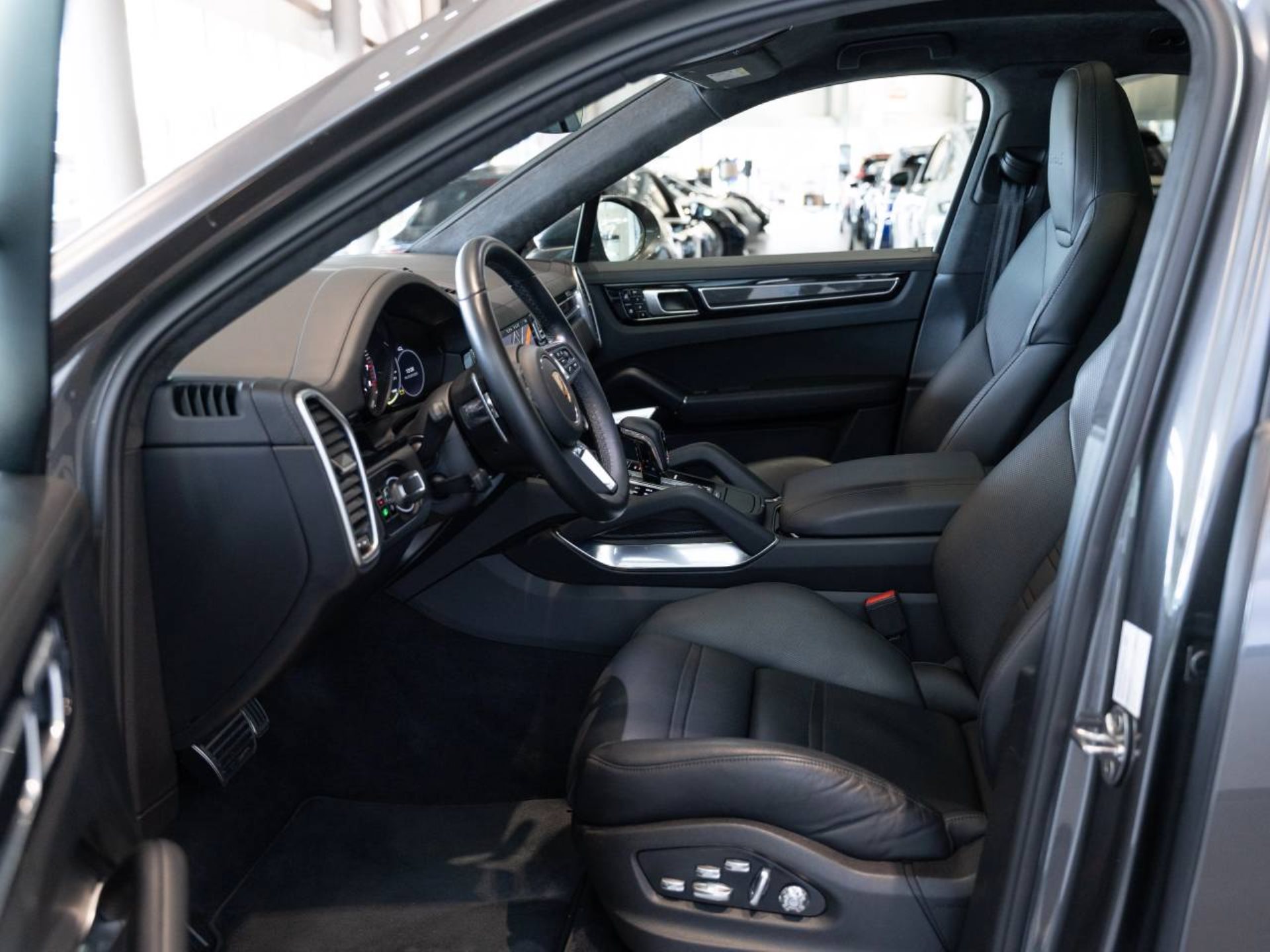 PORSCHE Cayenne Turbo S E-Hybrid Coupé-image-3