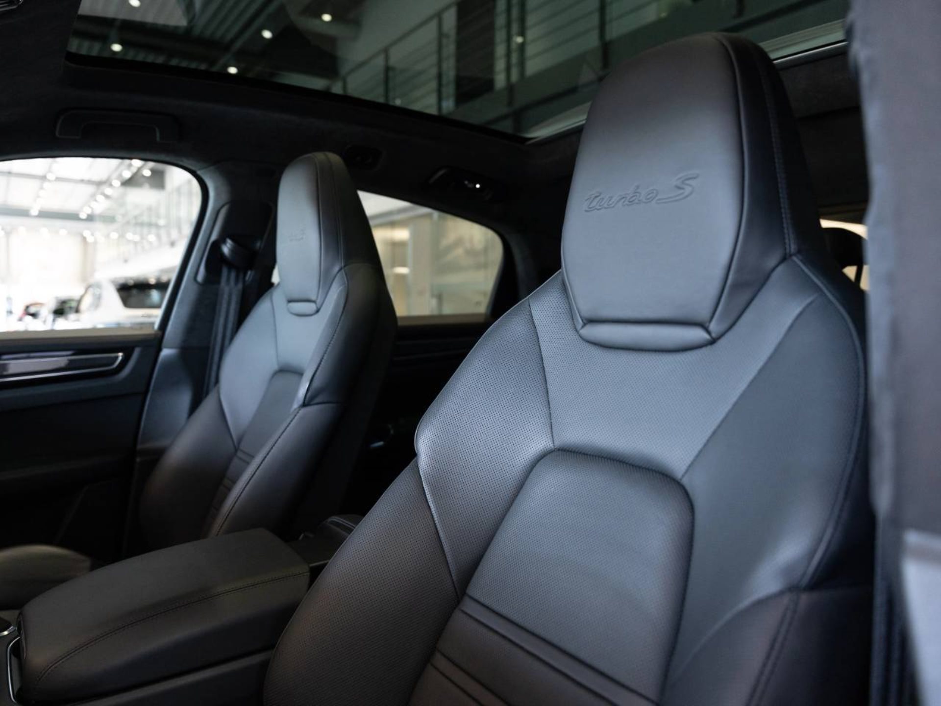 PORSCHE Cayenne Turbo S E-Hybrid Coupé-image-4