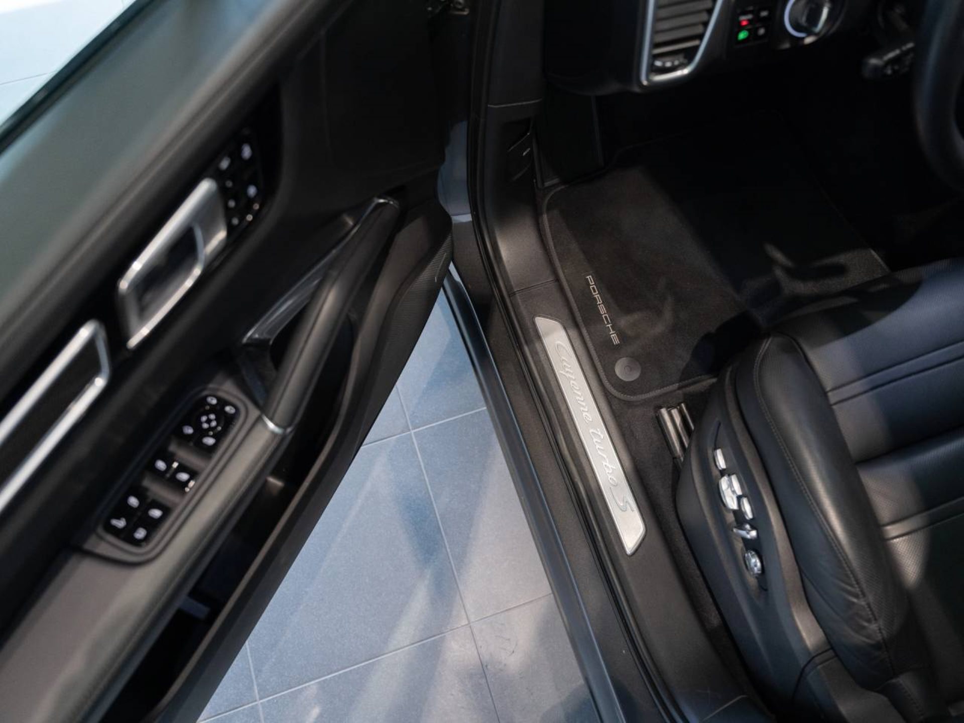 PORSCHE Cayenne Turbo S E-Hybrid Coupé-image-23