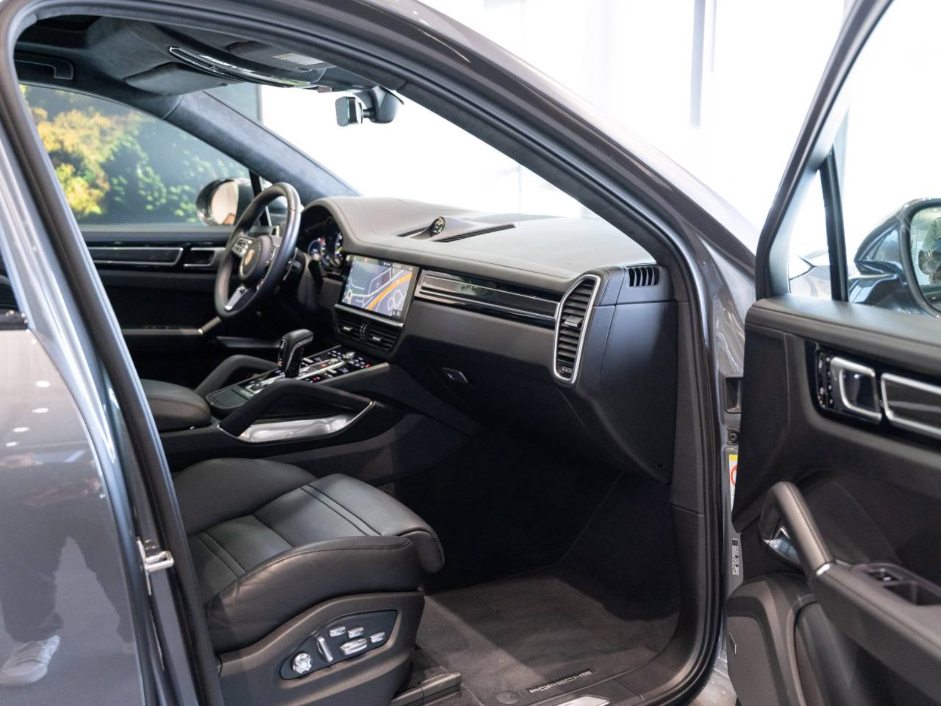 PORSCHE Cayenne Turbo S E-Hybrid Coupé-image-16