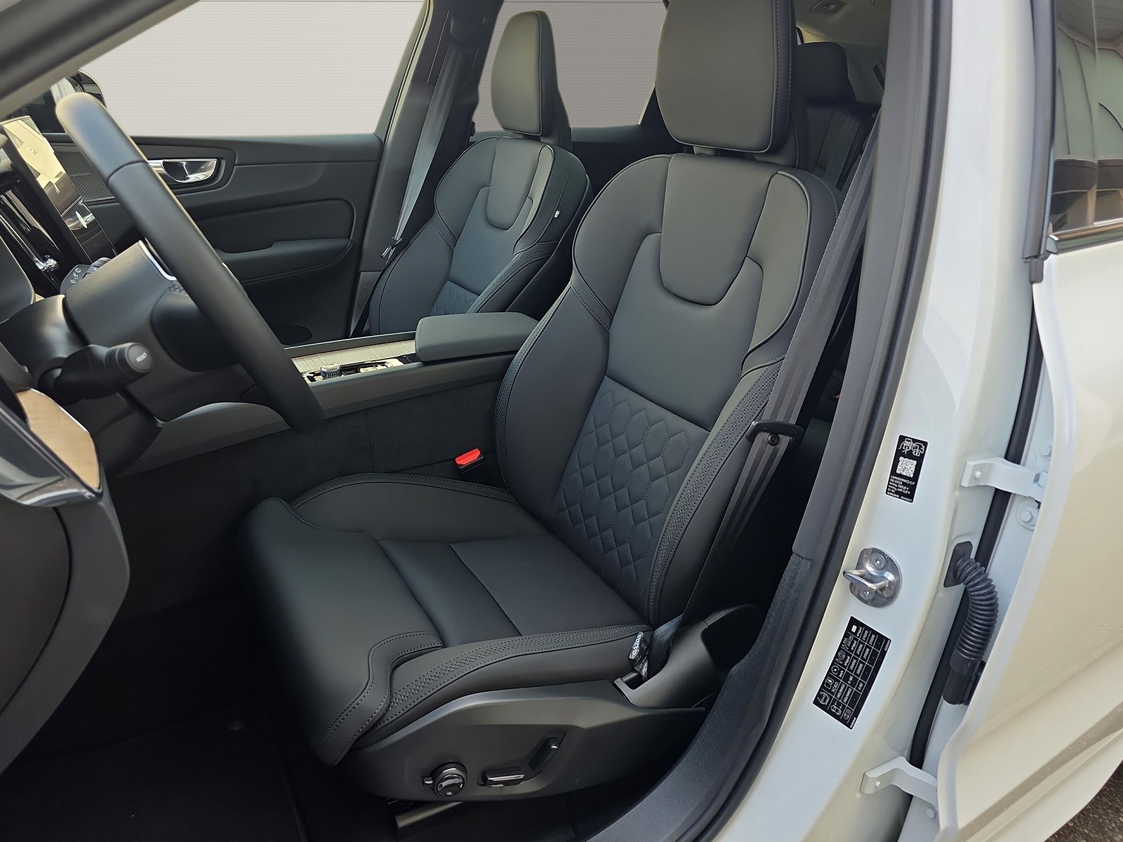 VOLVO XC60 2.0 T6 TE Ultra Dark eAWD-image-7