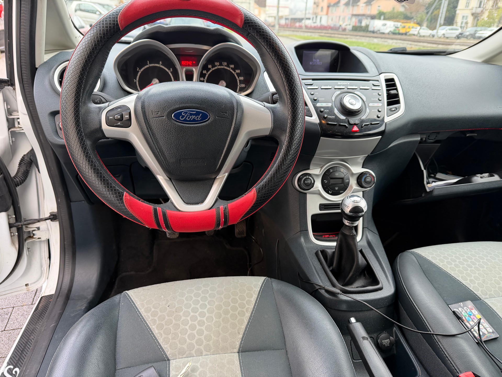FORD Fiesta 1.6 16V Titanium-image-10