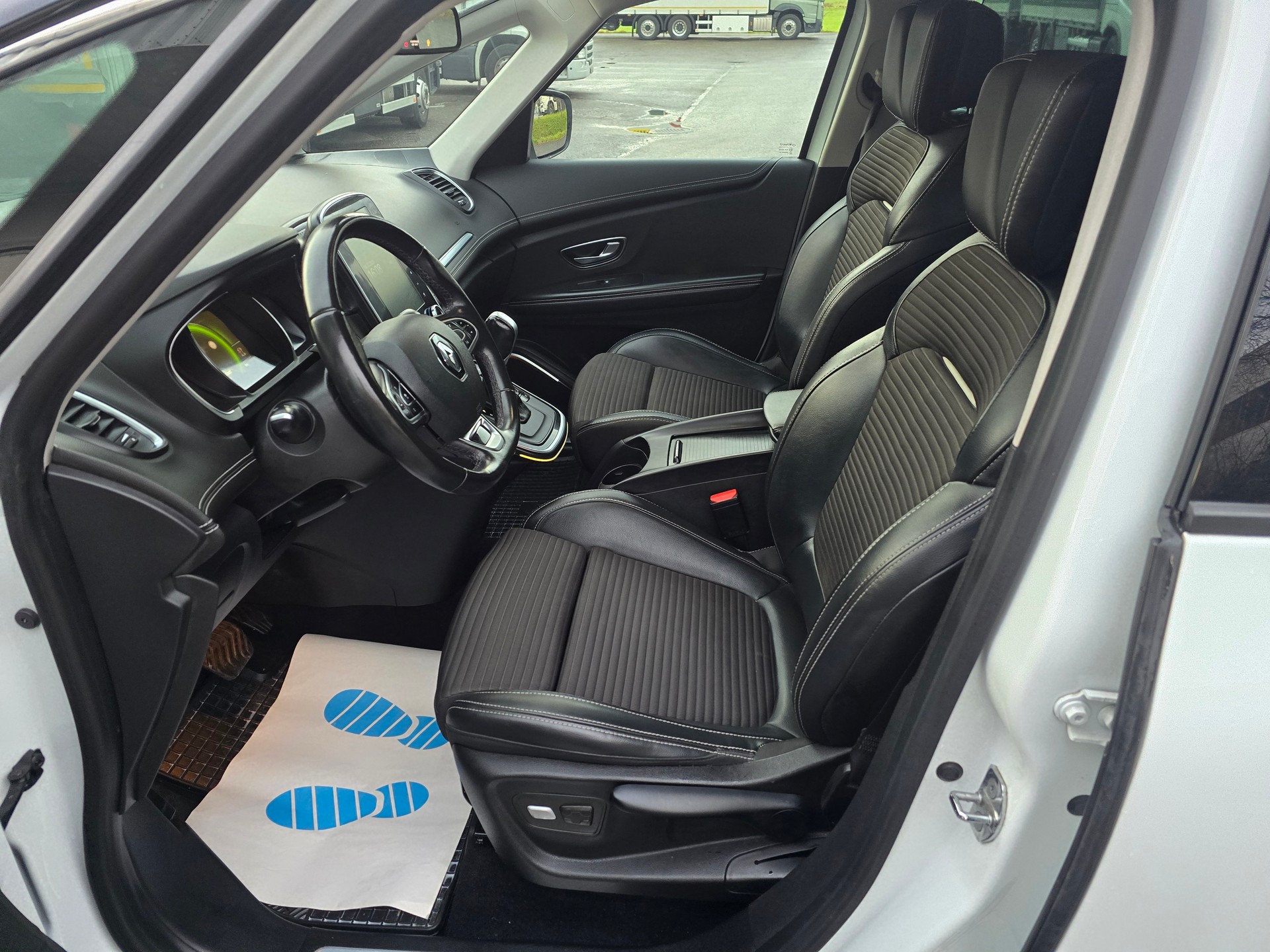 RENAULT Grand Scénic 1.6 dCi Bose EDC-image-11