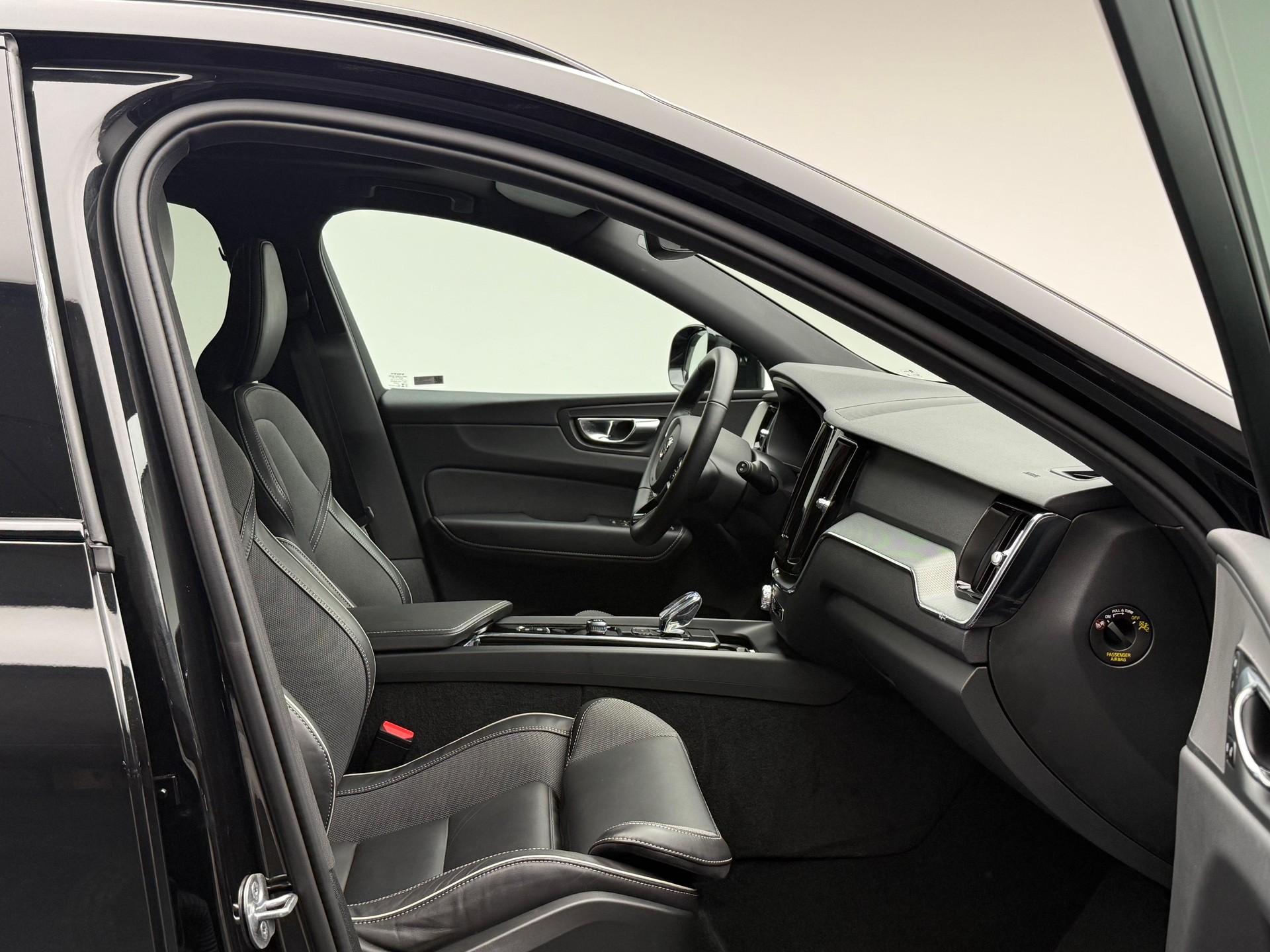 VOLVO XC60 2.0 T6 TE Plus Dark eAWD-image-14