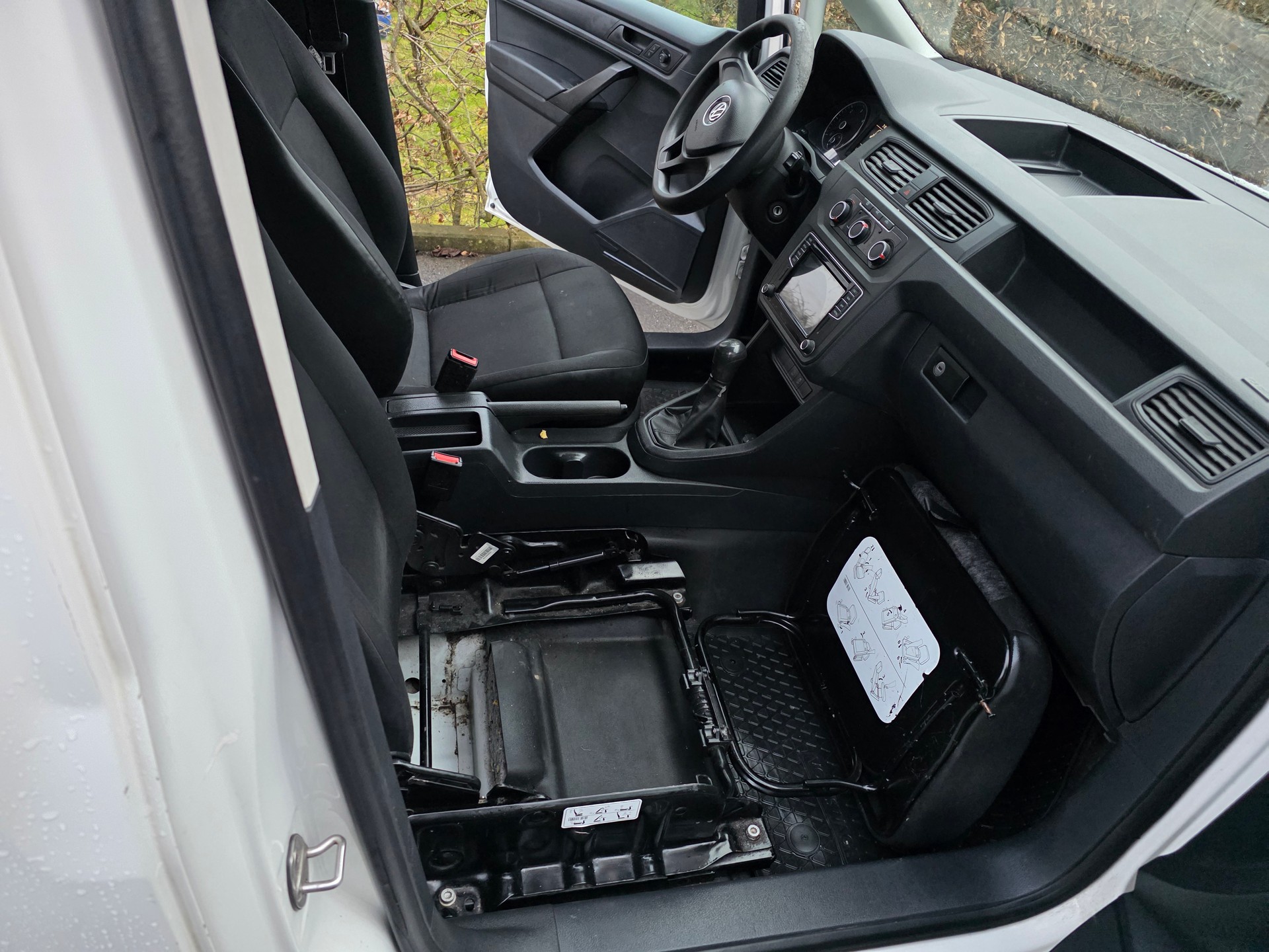 VW Caddy Maxi 2.0TDI BlueMotion Technology-image-11