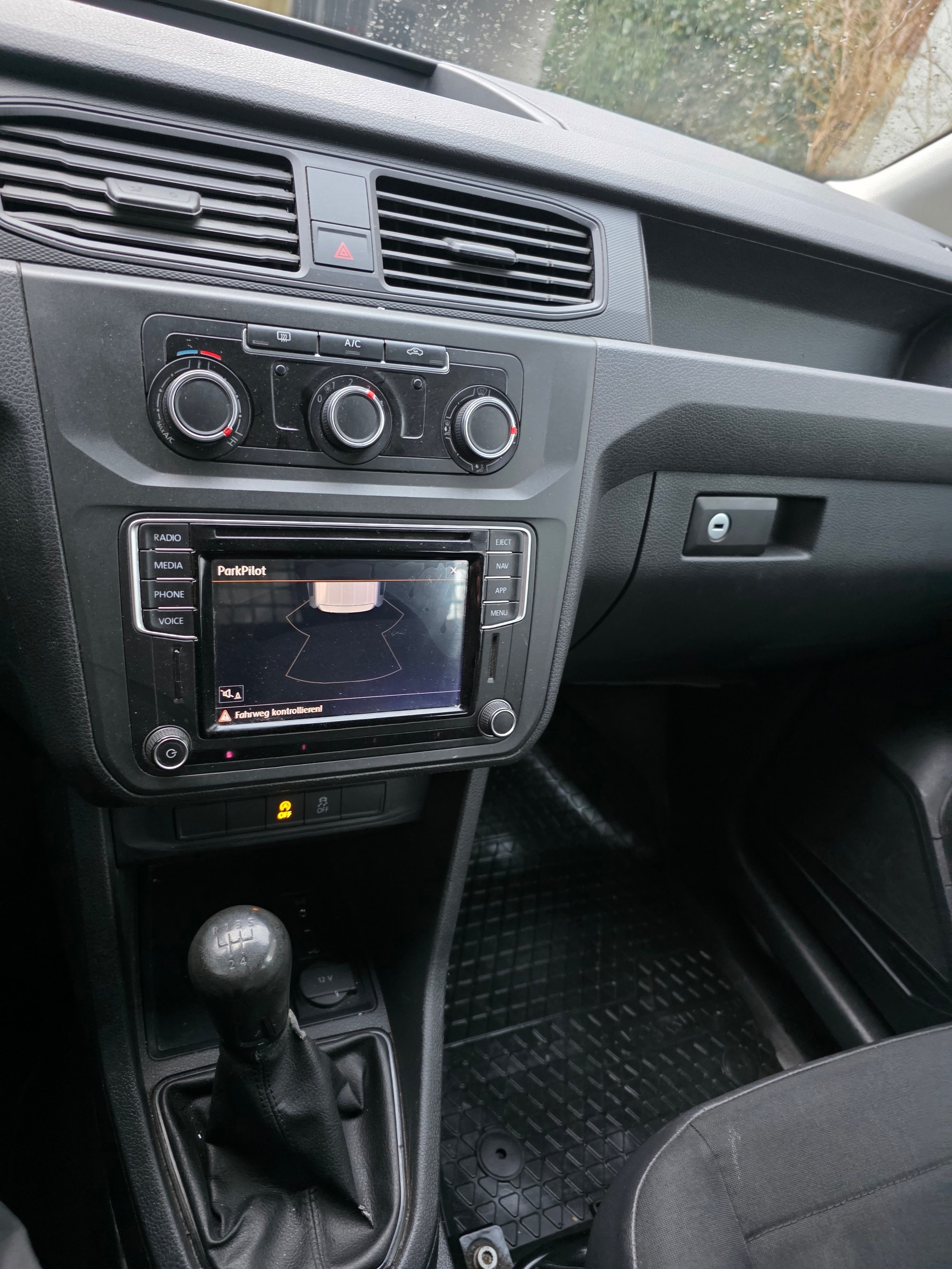 VW Caddy Maxi 2.0TDI BlueMotion Technology-image-14