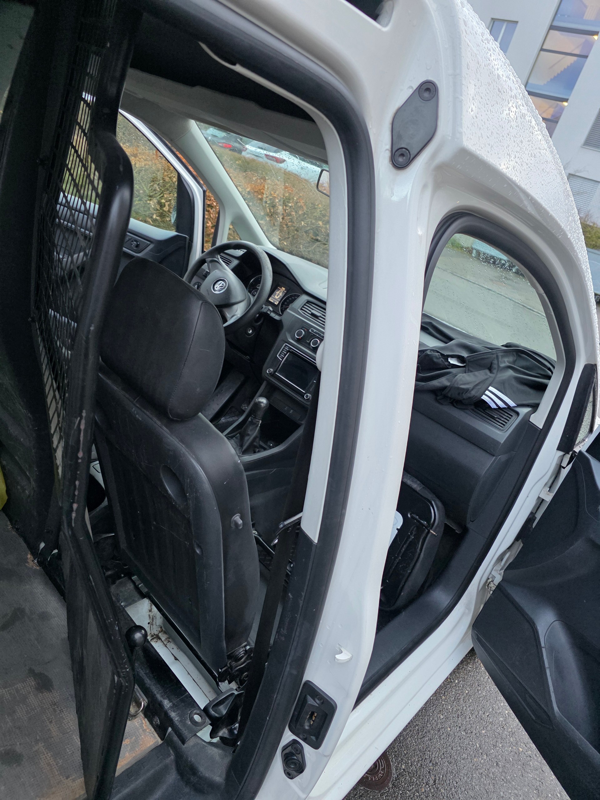 VW Caddy Maxi 2.0TDI BlueMotion Technology-image-13