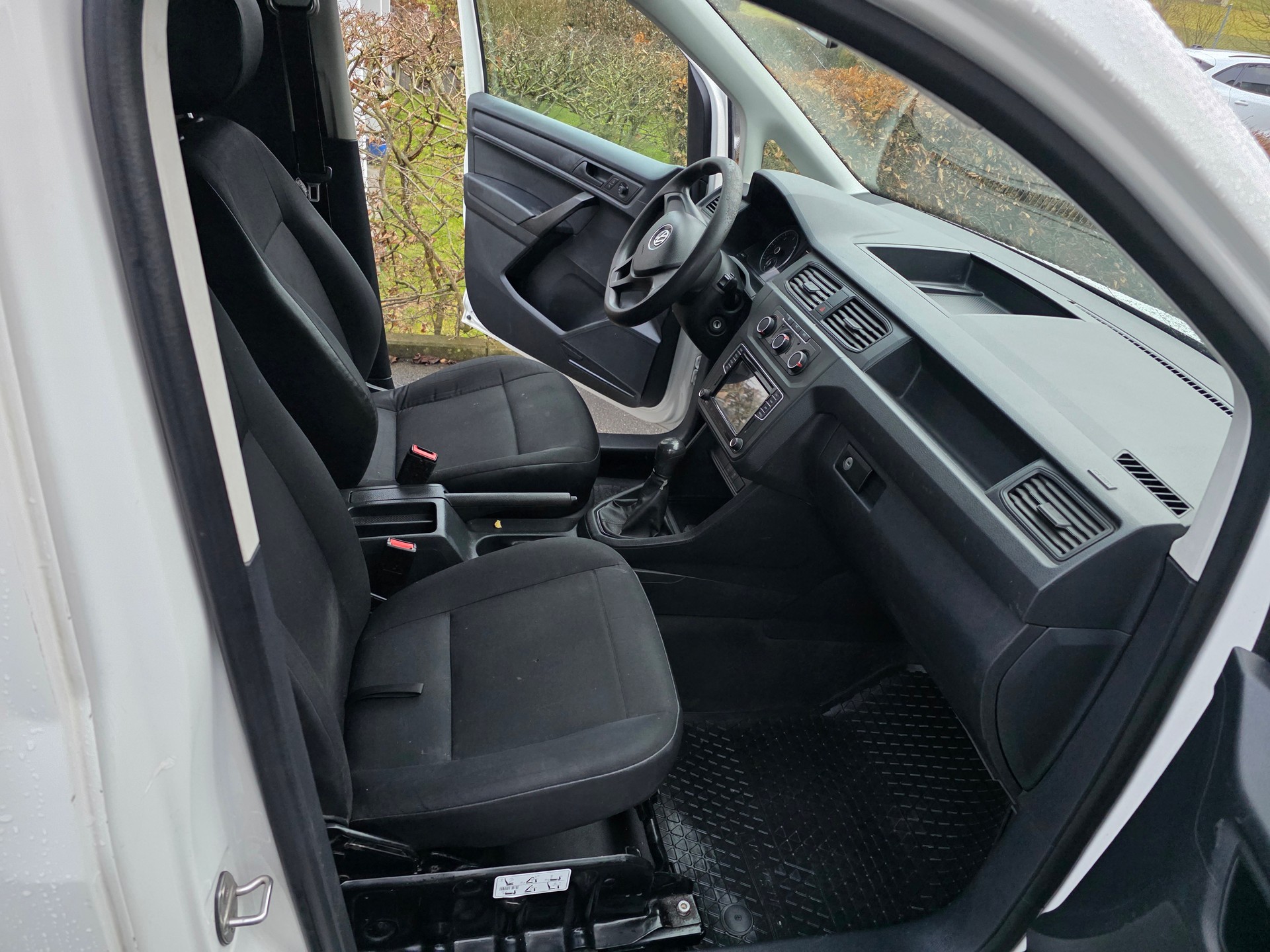VW Caddy Maxi 2.0TDI BlueMotion Technology-image-9