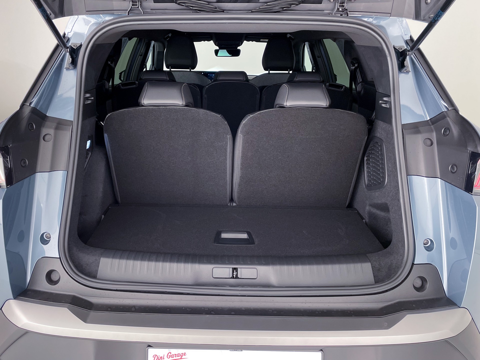 PEUGEOT 5008 1.2 Hybrid Allure Premium-image-31
