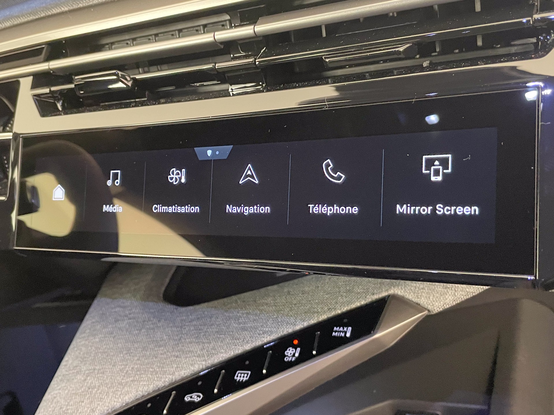 PEUGEOT 5008 1.2 Hybrid Allure Premium-image-25