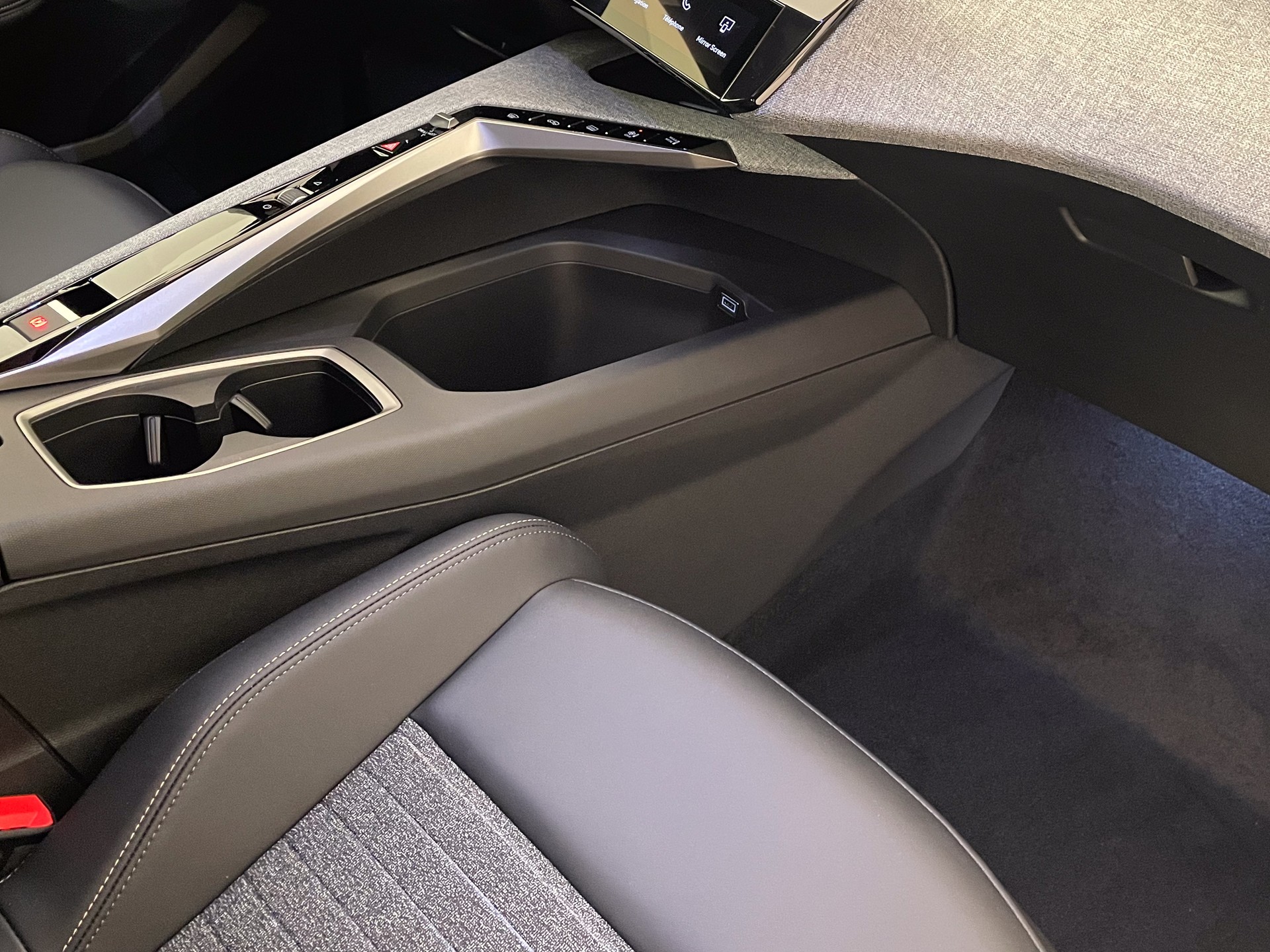 PEUGEOT 5008 1.2 Hybrid Allure Premium-image-24
