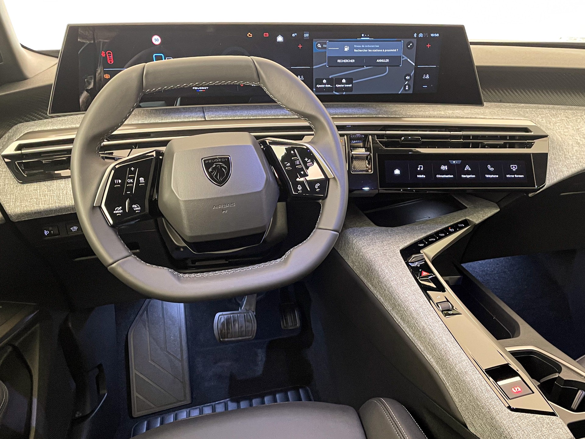 PEUGEOT 5008 1.2 Hybrid Allure Premium-image-23