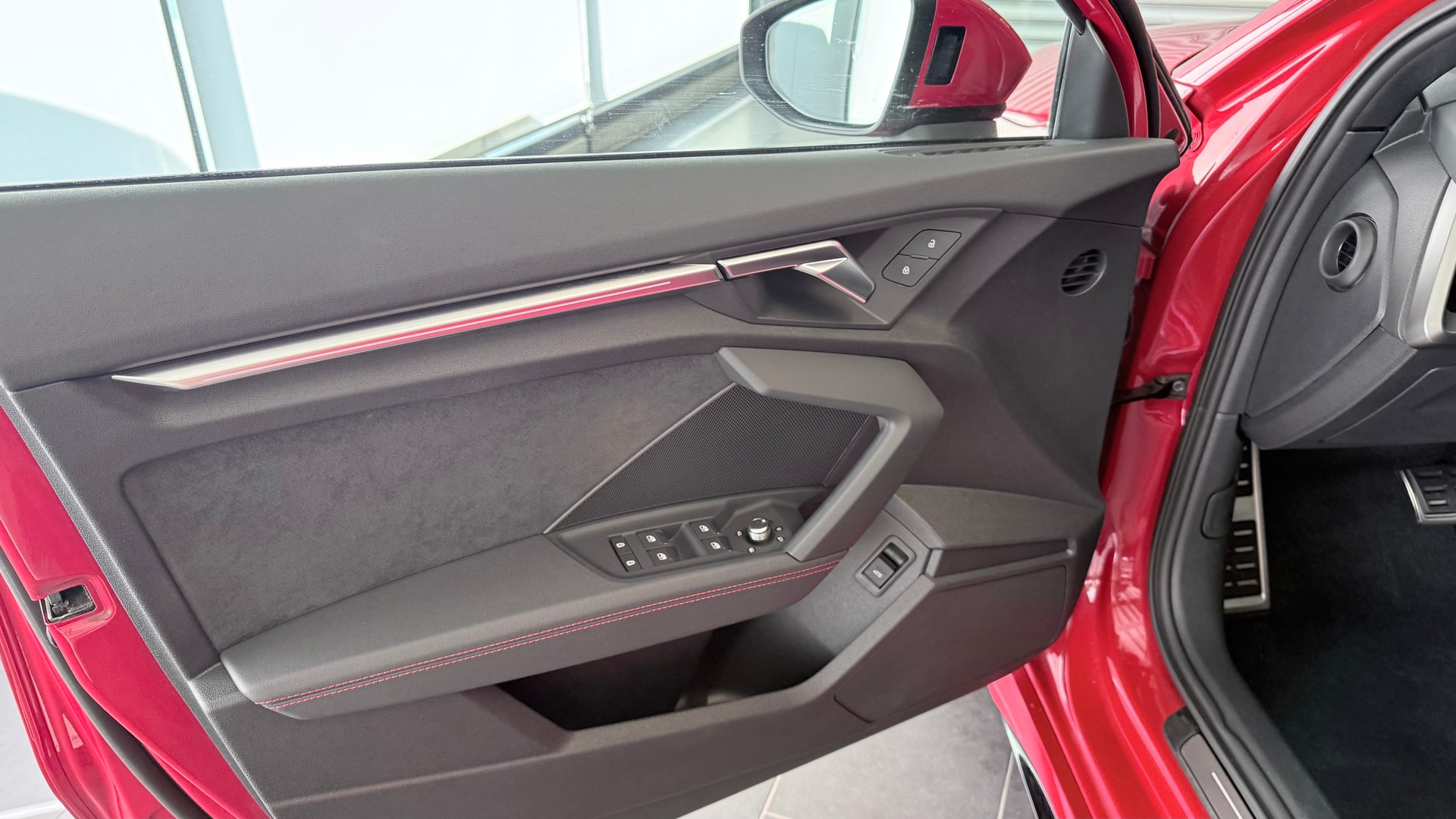 AUDI RS3 Limousine 2.5 TFSI quattro S-Tronic-image-11