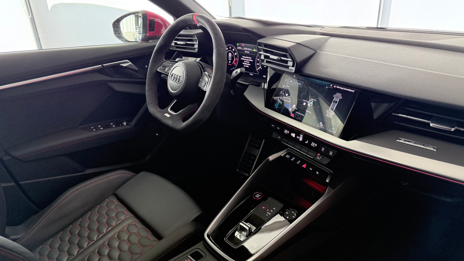 AUDI RS3 Limousine 2.5 TFSI quattro S-Tronic-image-24