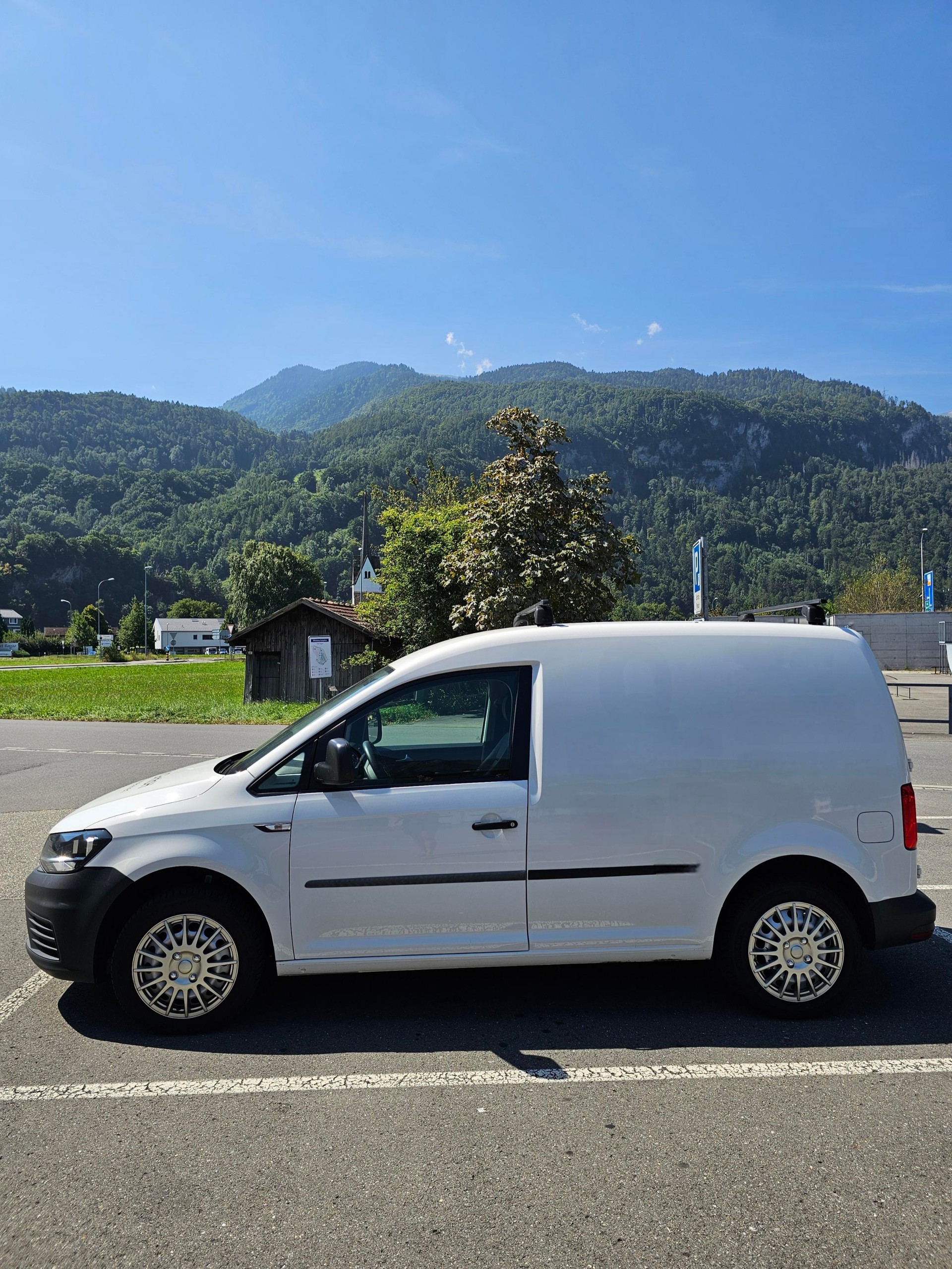 VW Caddy 1.4TSI BlueMotion Technology-image-1