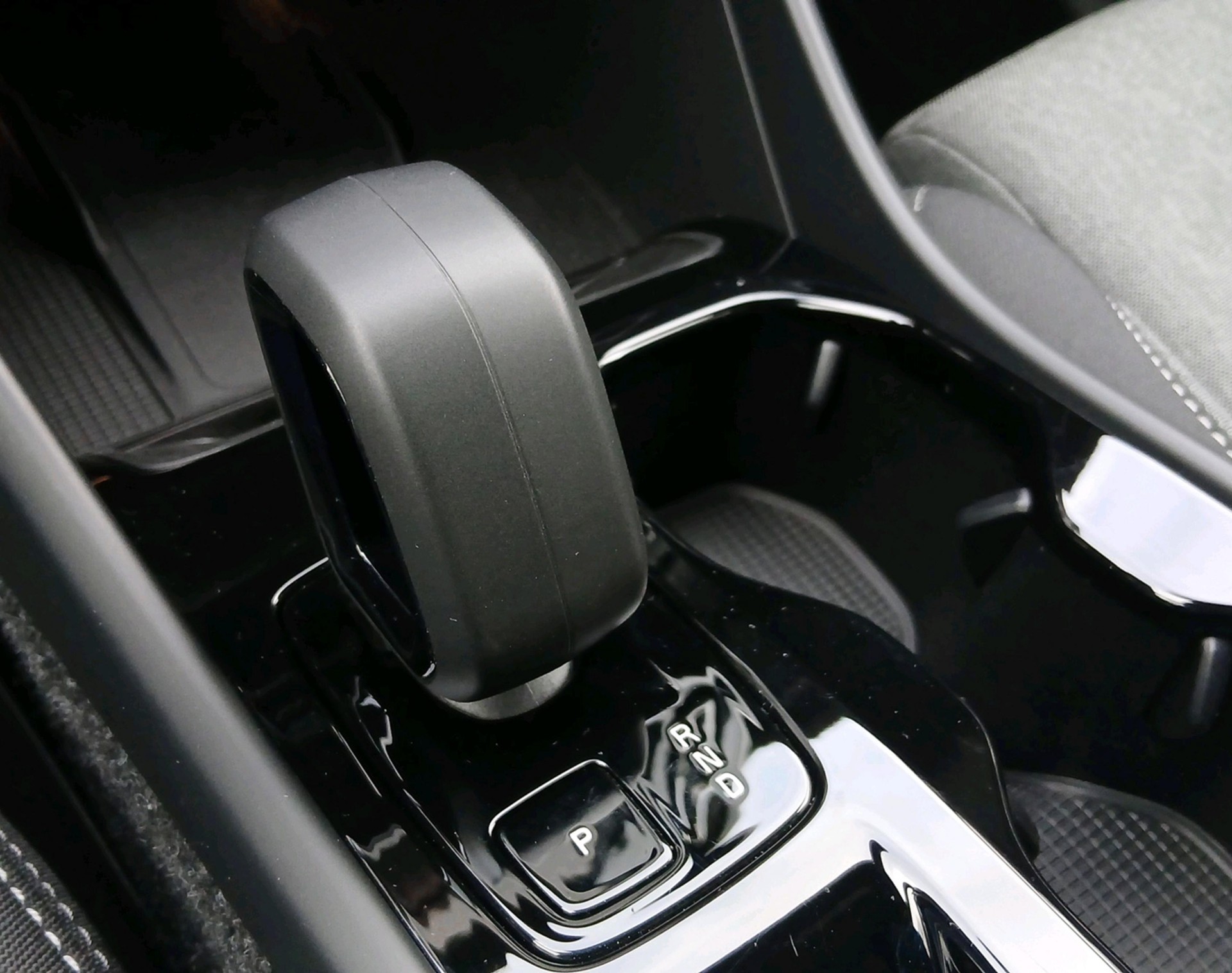 VOLVO XC40 2.0 B3 MH Plus Dark-image-17