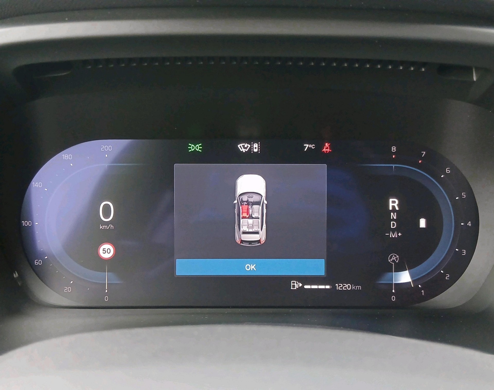 VOLVO XC40 2.0 B3 MH Plus Dark-image-14
