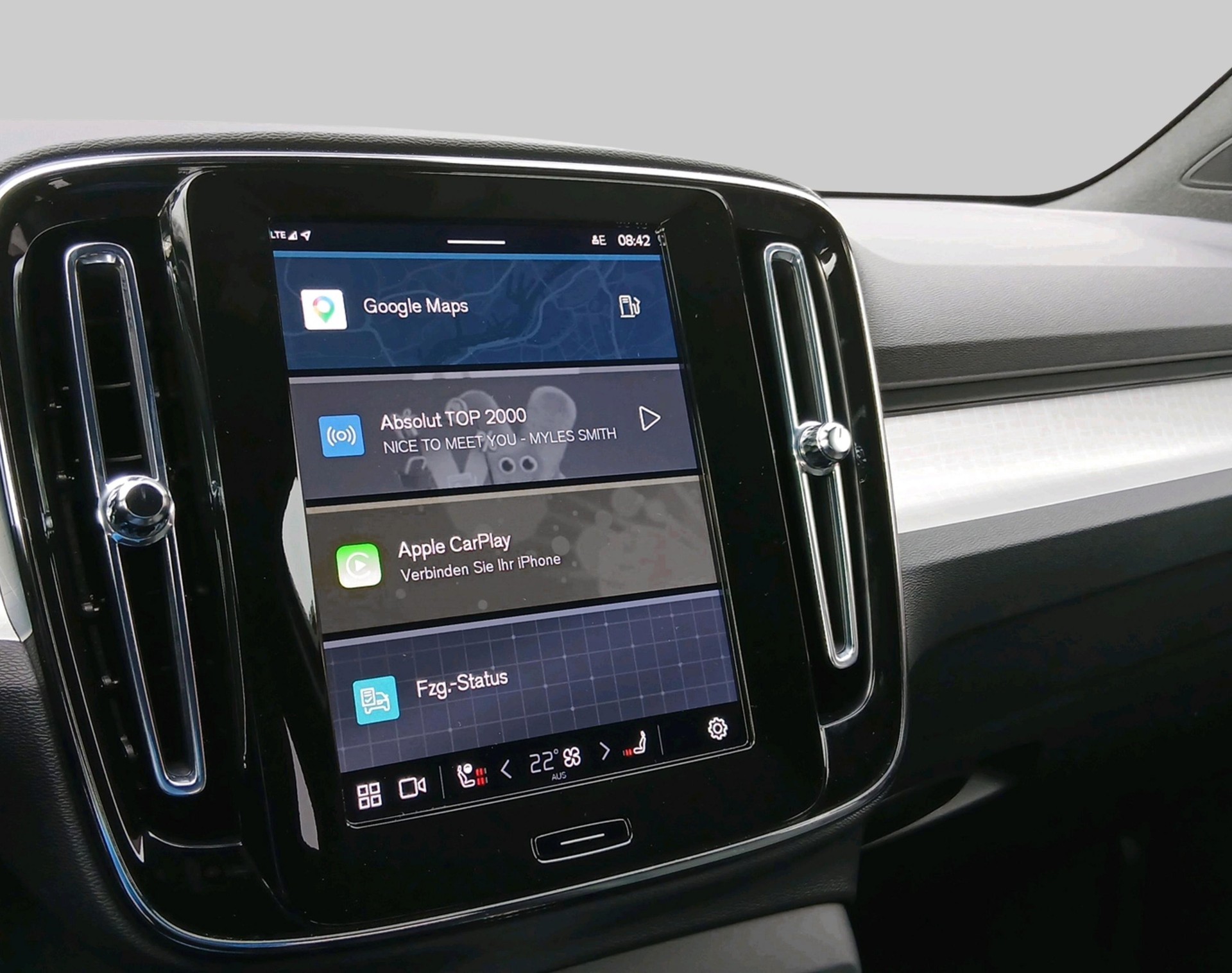 VOLVO XC40 2.0 B3 MH Plus Dark-image-12