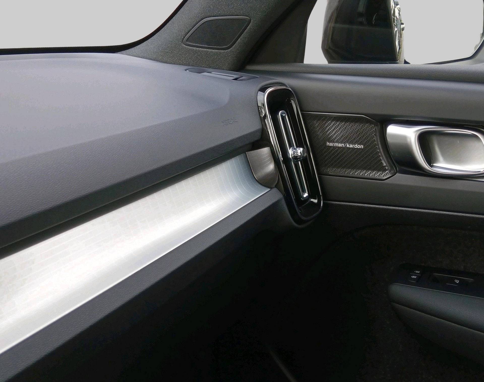 VOLVO XC40 2.0 B3 MH Plus Dark-image-16