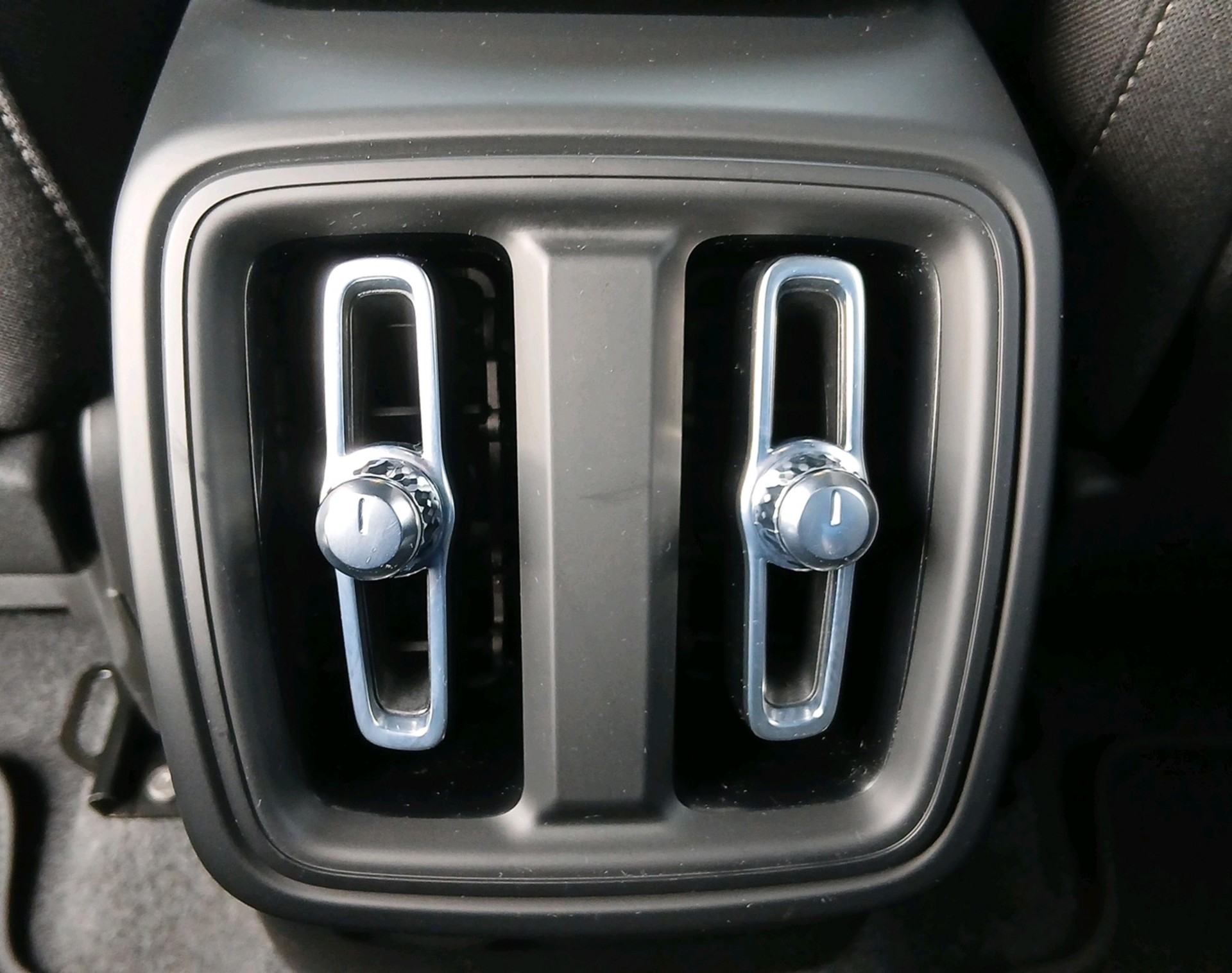 VOLVO XC40 2.0 B3 MH Plus Dark-image-19