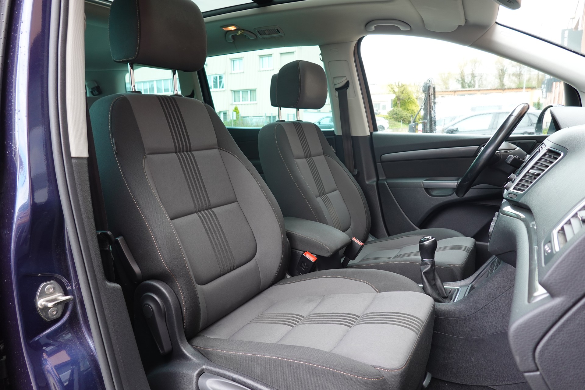 VW Sharan 1.4 TSI Allstar * Véhicule CH * 7 Places * 8 Roues complètes * Clime sieges arriere * Tempomat *-image-25