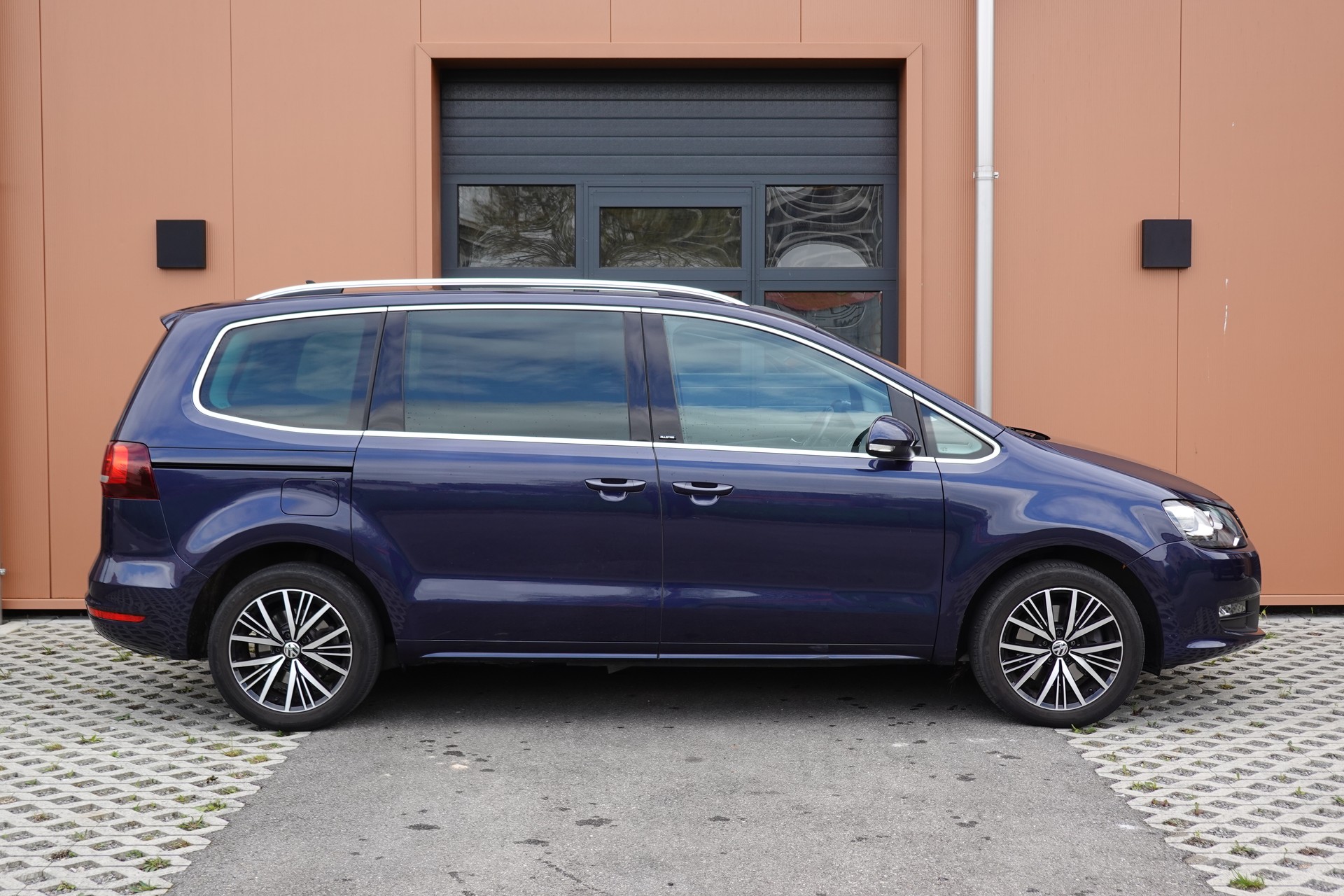 VW Sharan 1.4 TSI Allstar * Véhicule CH * 7 Places * 8 Roues complètes * Clime sieges arriere * Tempomat *-image-3