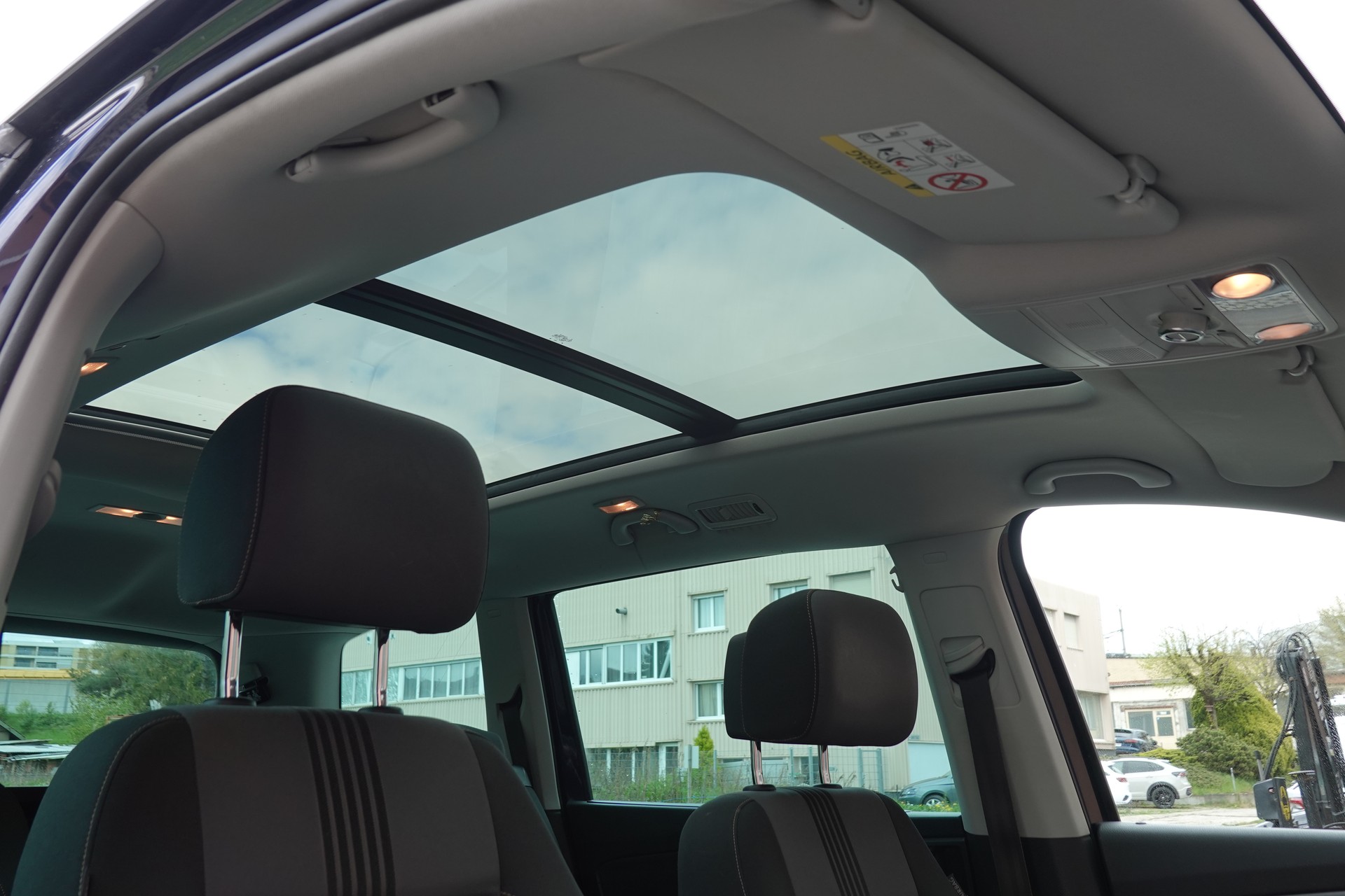 VW Sharan 1.4 TSI Allstar * Véhicule CH * 7 Places * 8 Roues complètes * Clime sieges arriere * Tempomat *-image-21