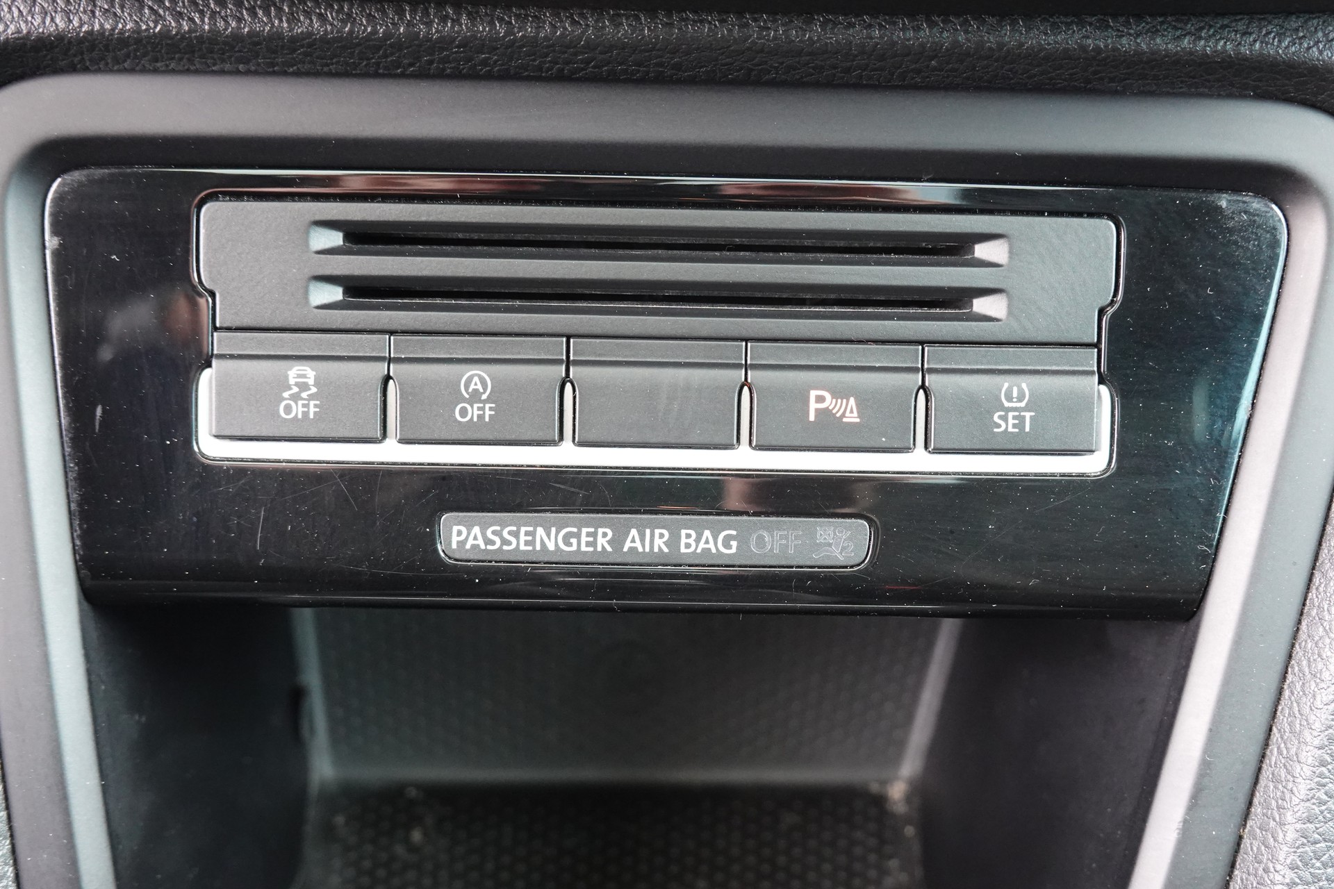 VW Sharan 1.4 TSI Allstar * Véhicule CH * 7 Places * 8 Roues complètes * Clime sieges arriere * Tempomat *-image-16