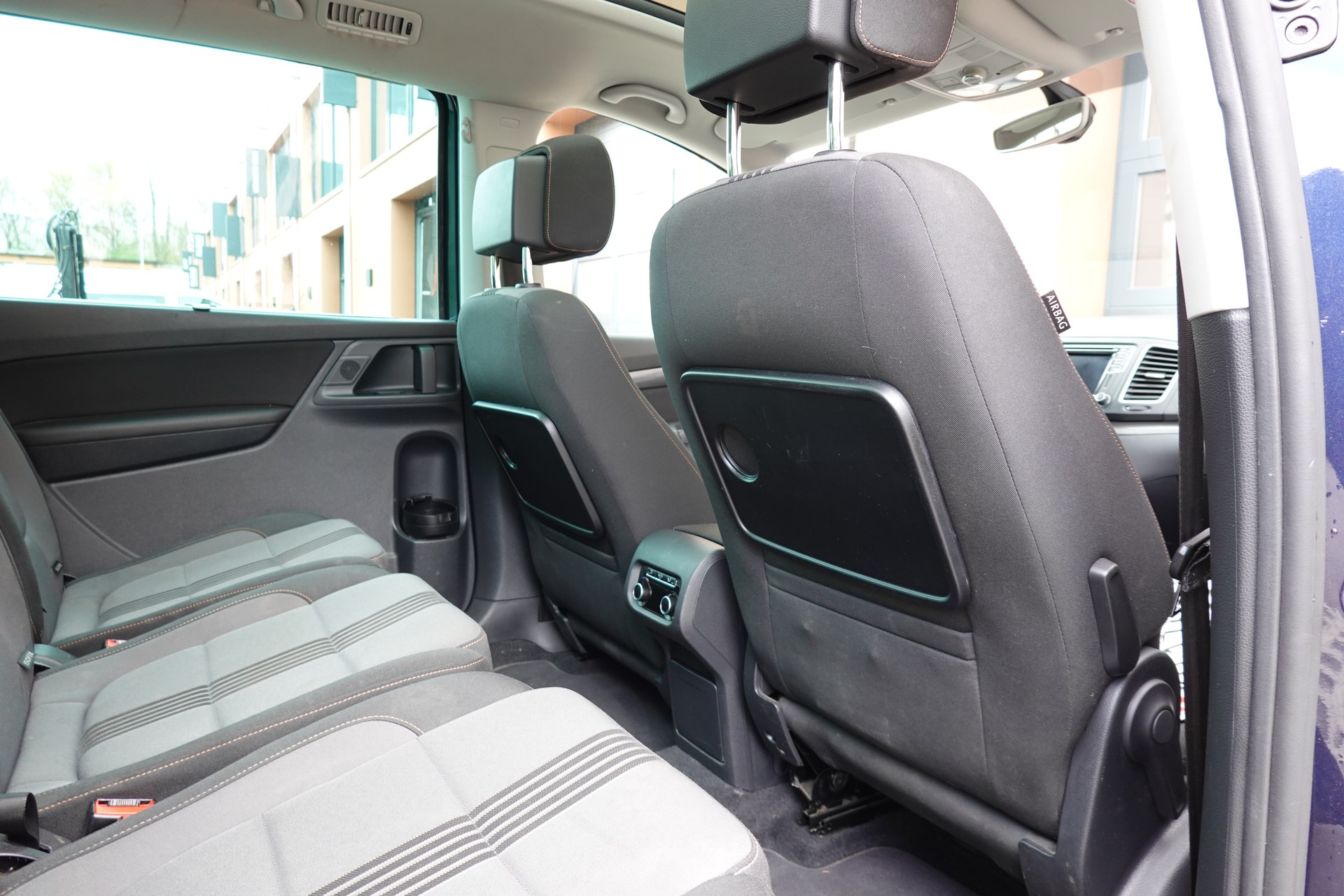 VW Sharan 1.4 TSI Allstar * Véhicule CH * 7 Places * 8 Roues complètes * Clime sieges arriere * Tempomat *-image-23