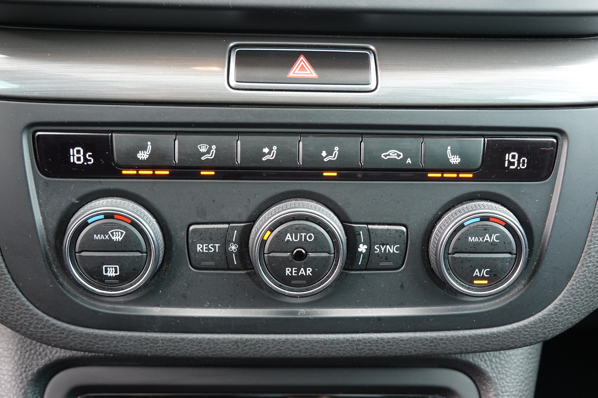 VW Sharan 1.4 TSI Allstar * Véhicule CH * 7 Places * 8 Roues complètes * Clime sieges arriere * Tempomat *-image-15
