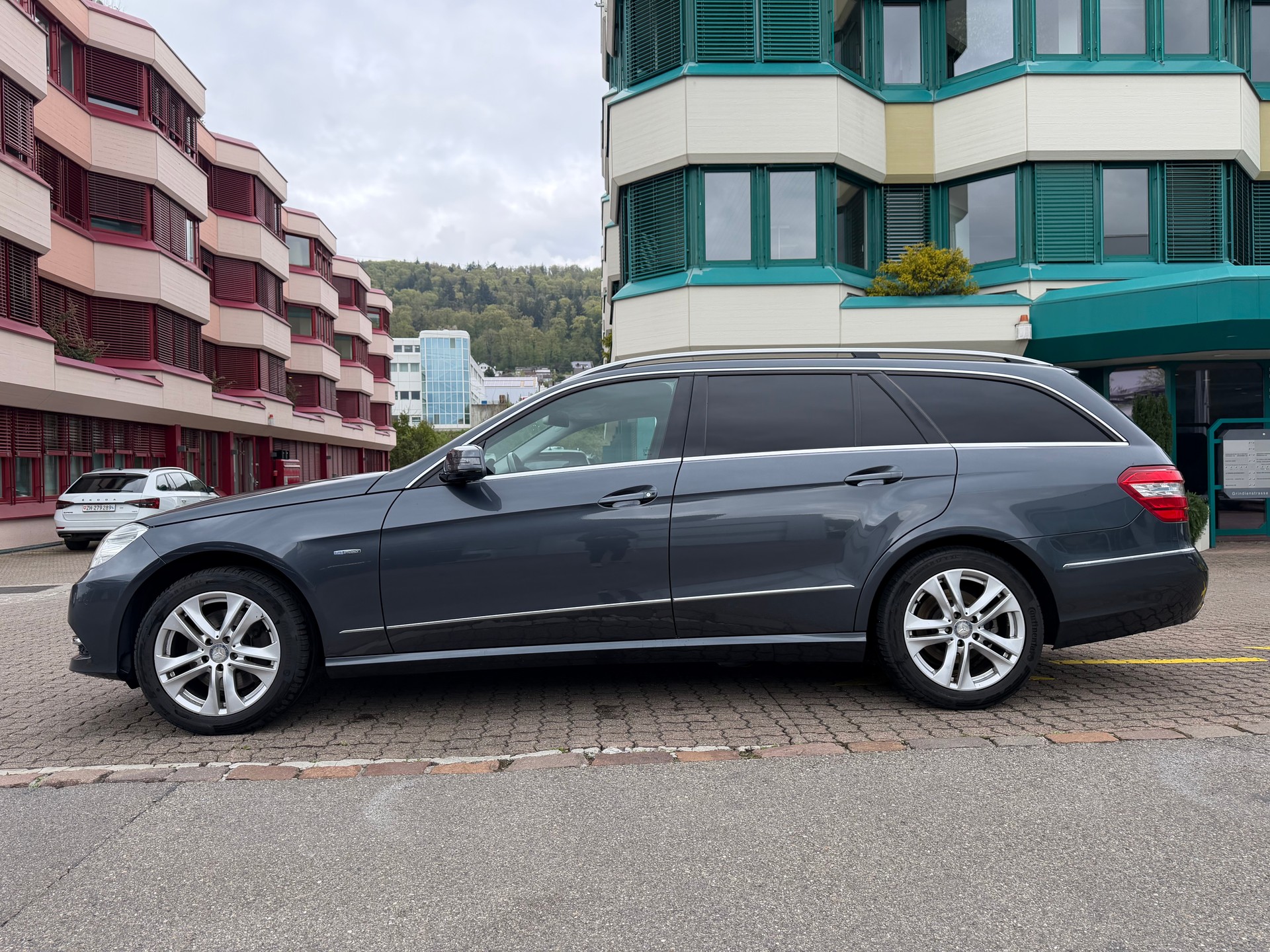 MERCEDES-BENZ E 250 CDI BlueEff. Avantgarde 4Matic 7G-Tronic-image-4