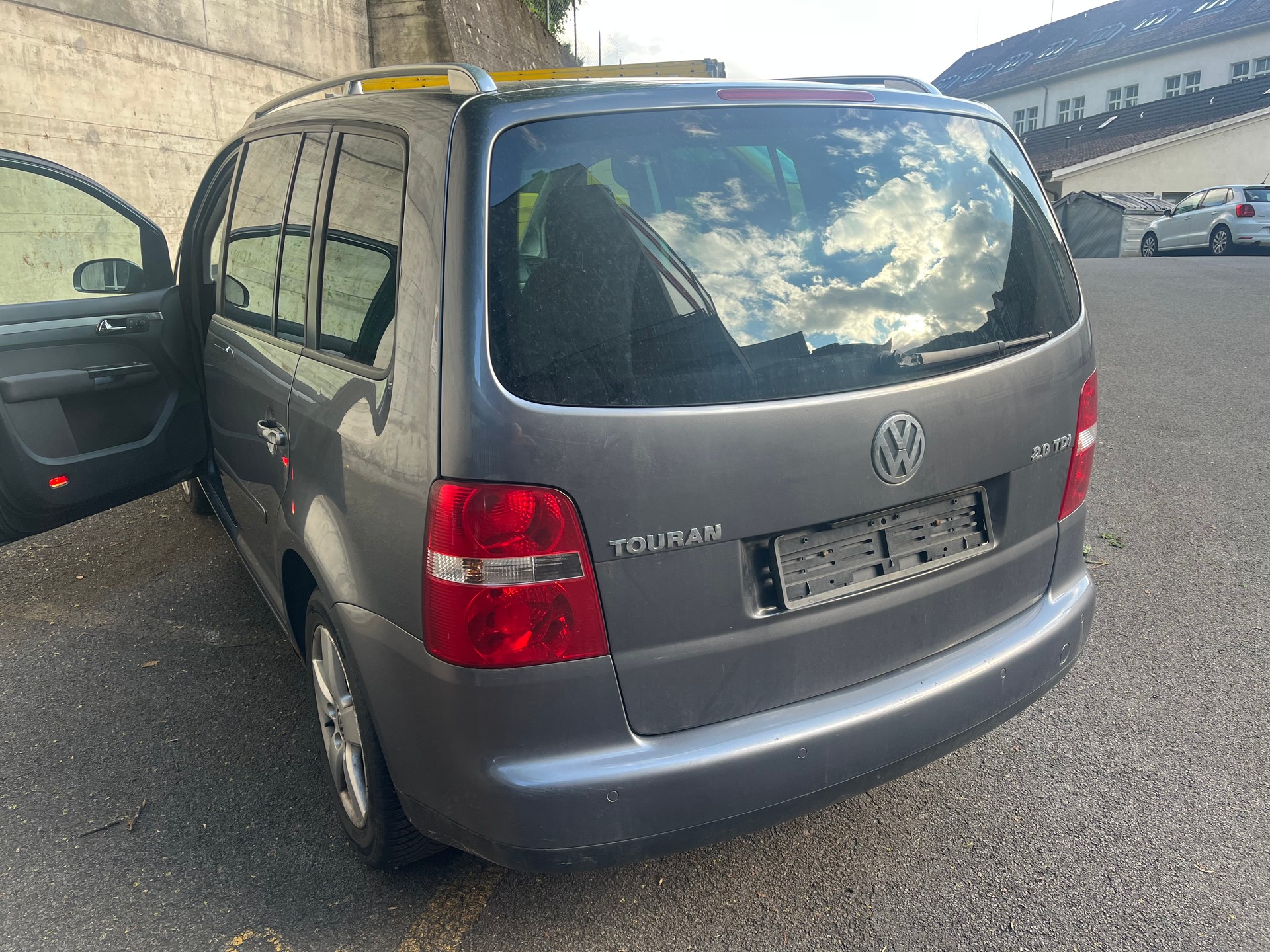 VW Touran 2.0 TDI Highline-image-4
