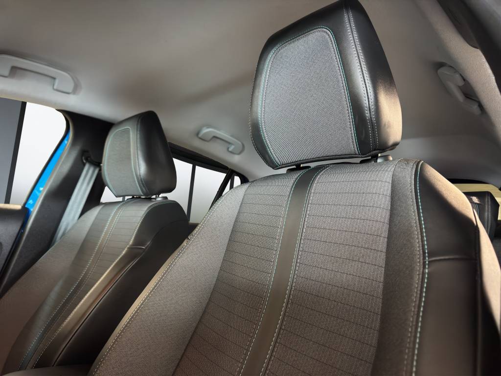 PEUGEOT 208 1.2 PureTech Allure EAT8-image-9