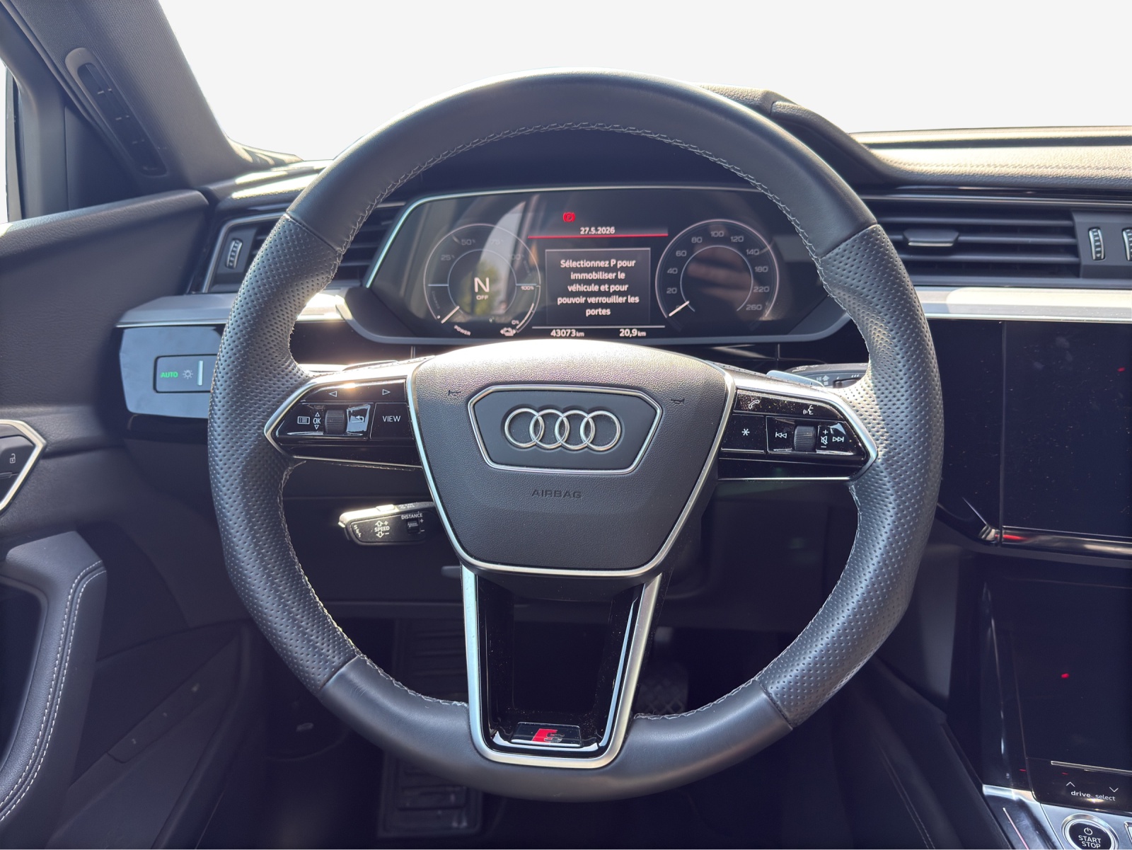 AUDI e-tron 55 S Line Black Edition quattro-image-10