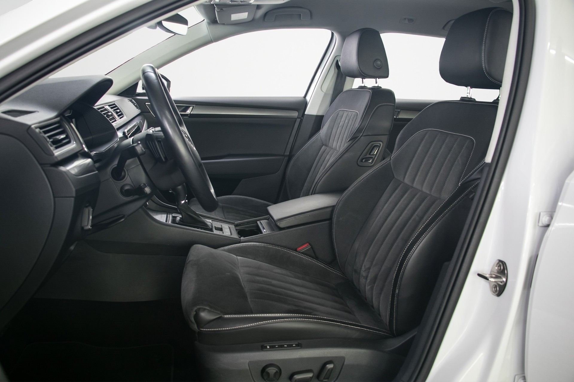 SKODA Superb Combi 2.0 TDi Style 4x4 DSG-image-10