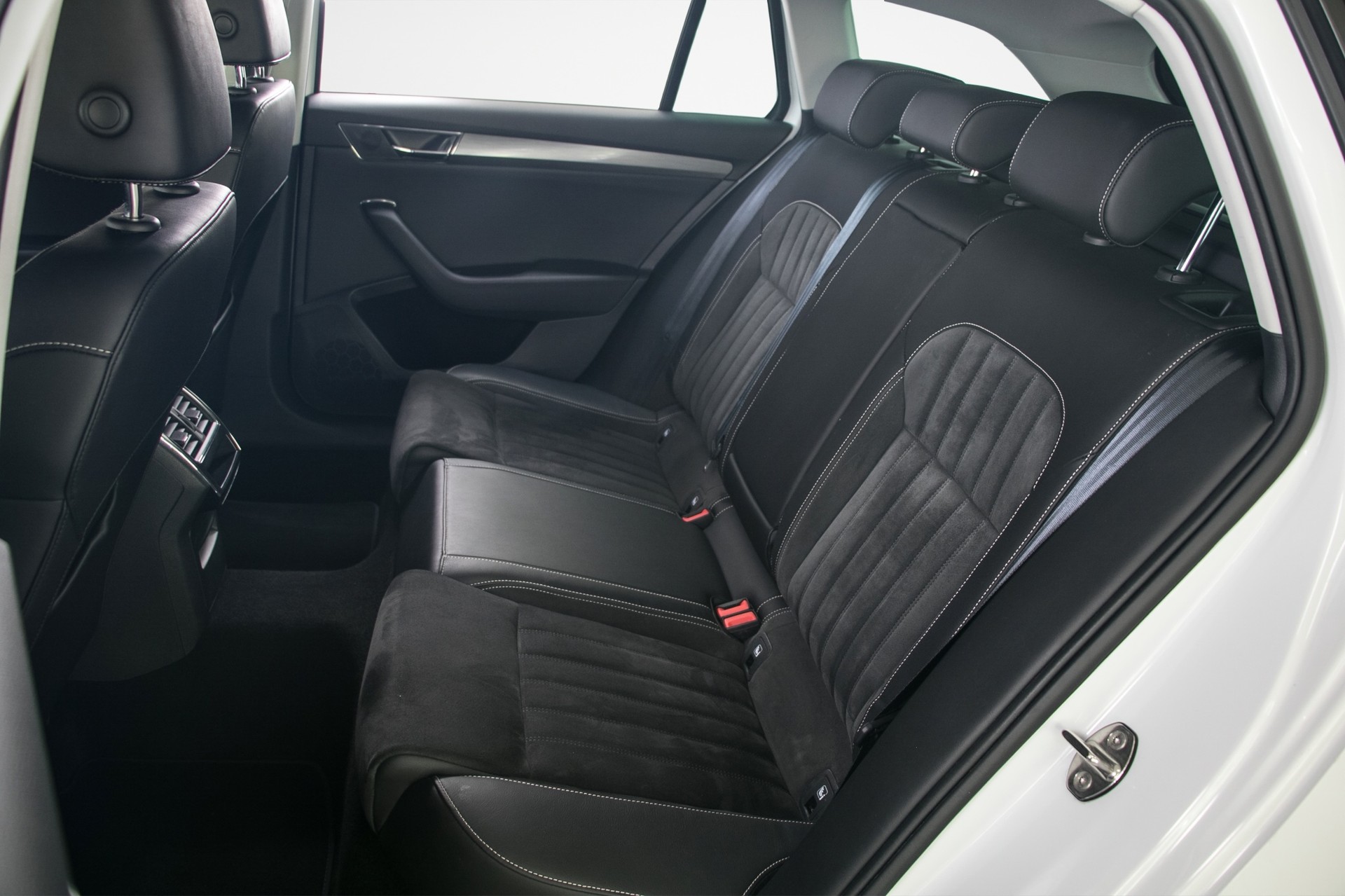 SKODA Superb Combi 2.0 TDi Style 4x4 DSG-image-11