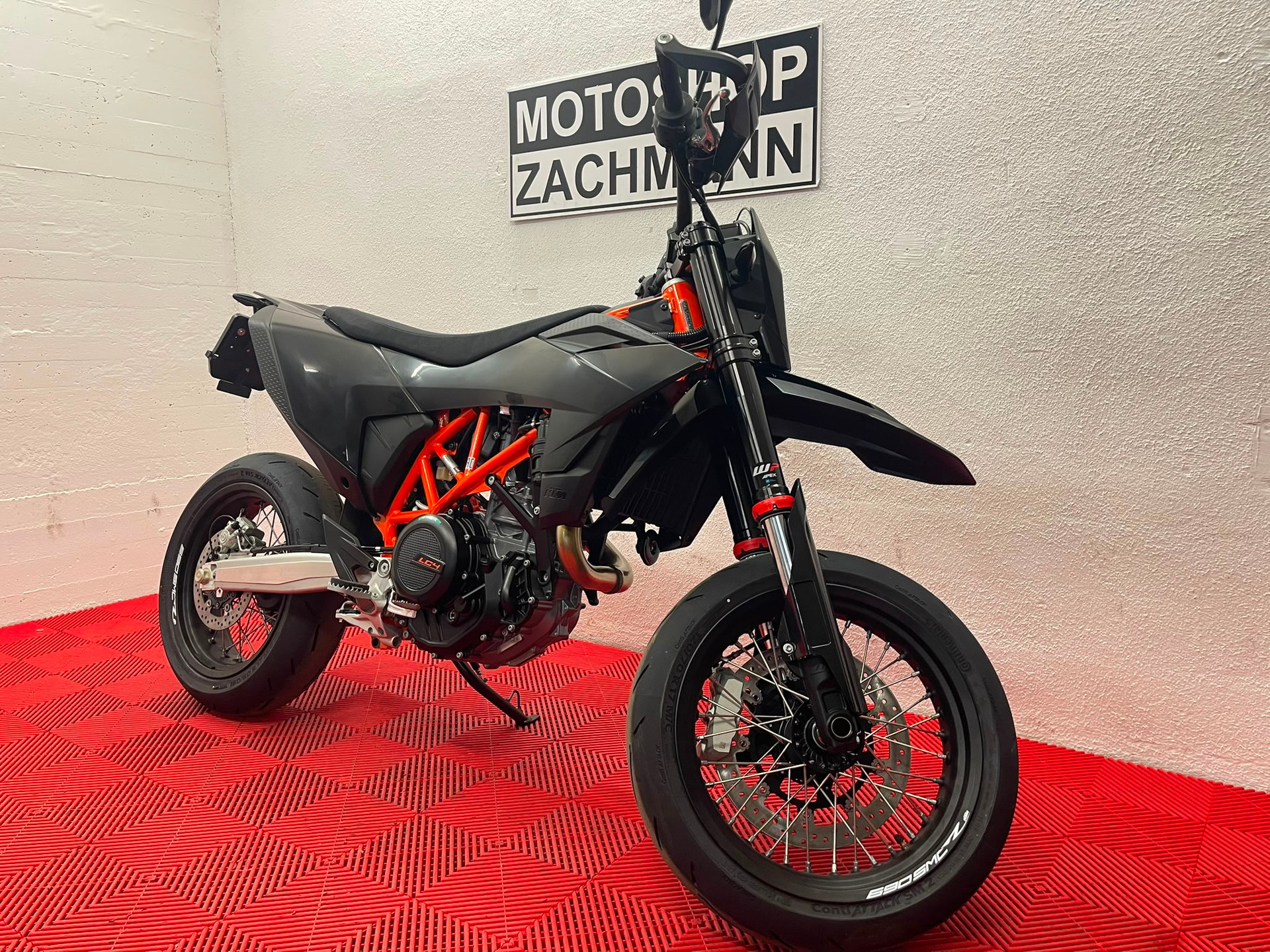 KTM 690 SMC R ABS (35 kW)-showroom-element-1