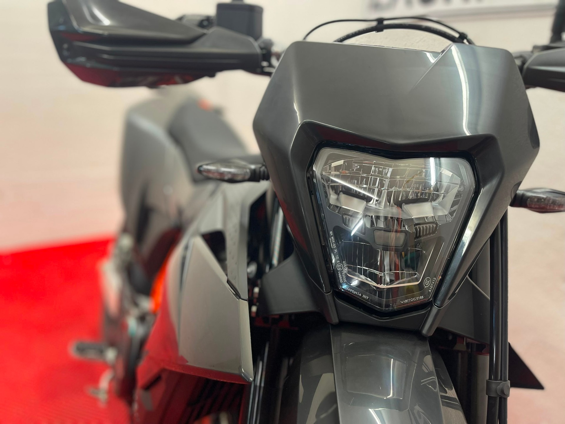 KTM 690 SMC R ABS (35 kW)-image-10