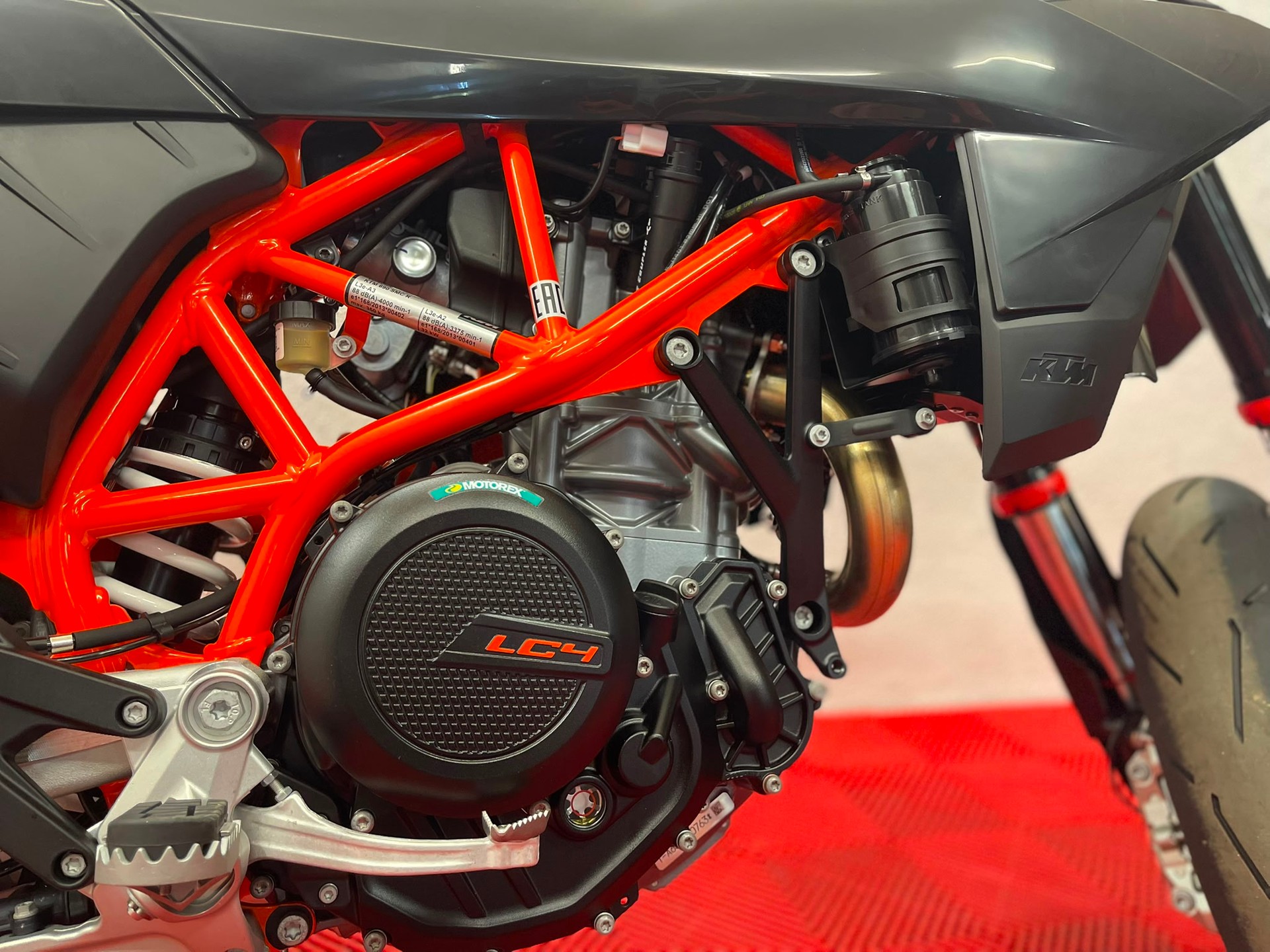 KTM 690 SMC R ABS (35 kW)-image-6