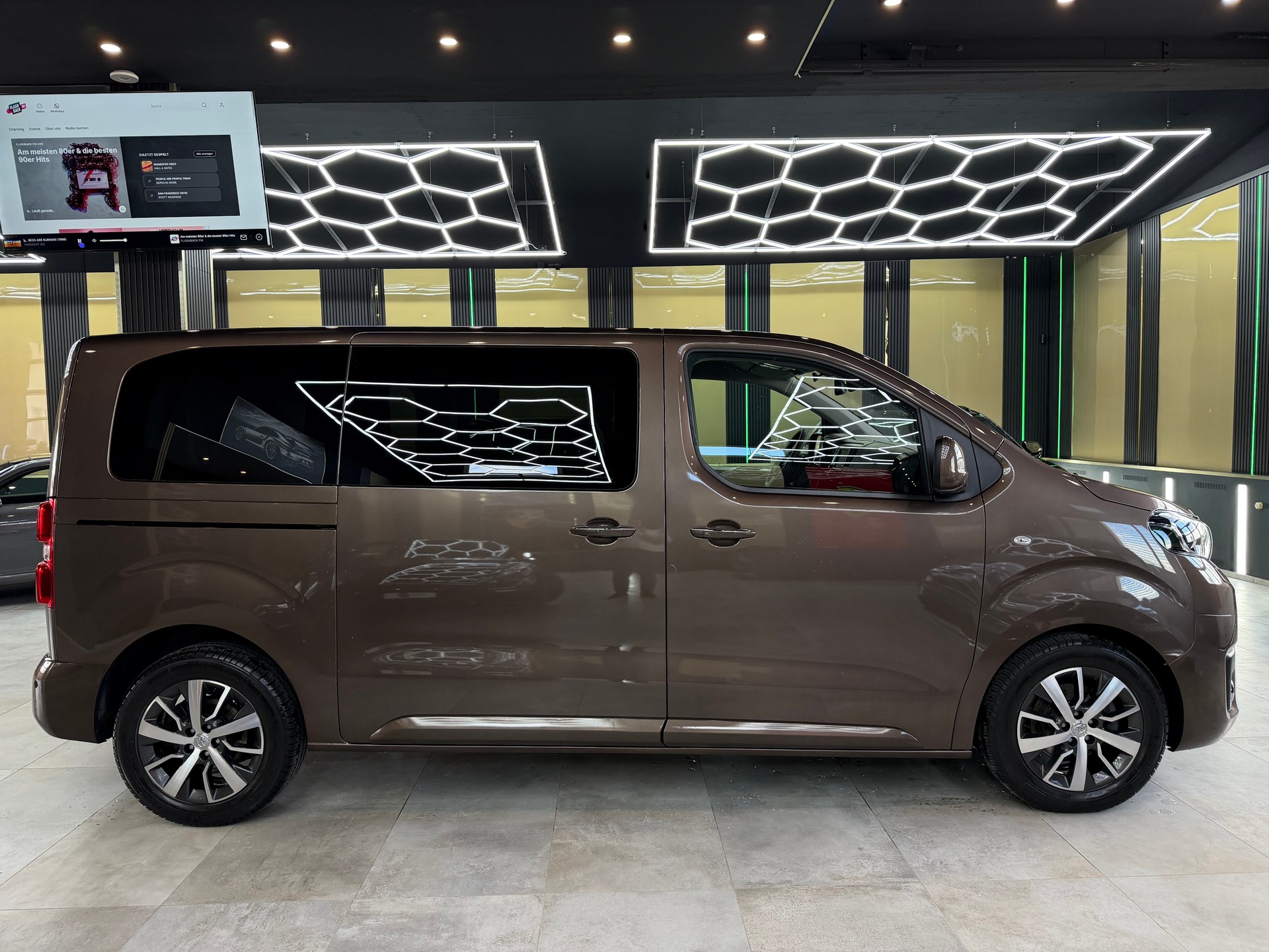 TOYOTA Proace Verso 2.0 D-4D Family L1 Automatic-image-3