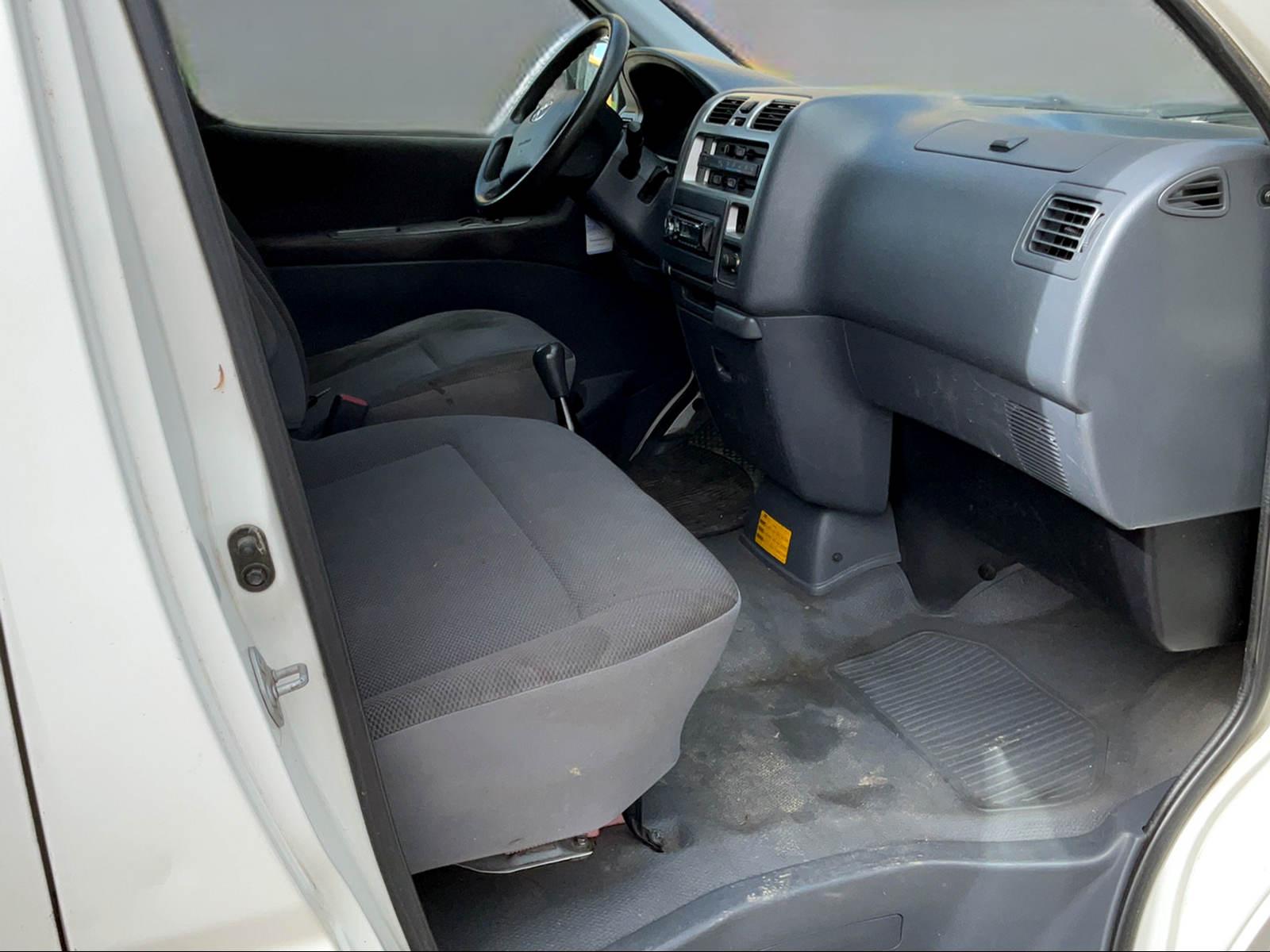 TOYOTA HIACE Kombi LWB 2.5 D-4D 3 P. CS-image-7