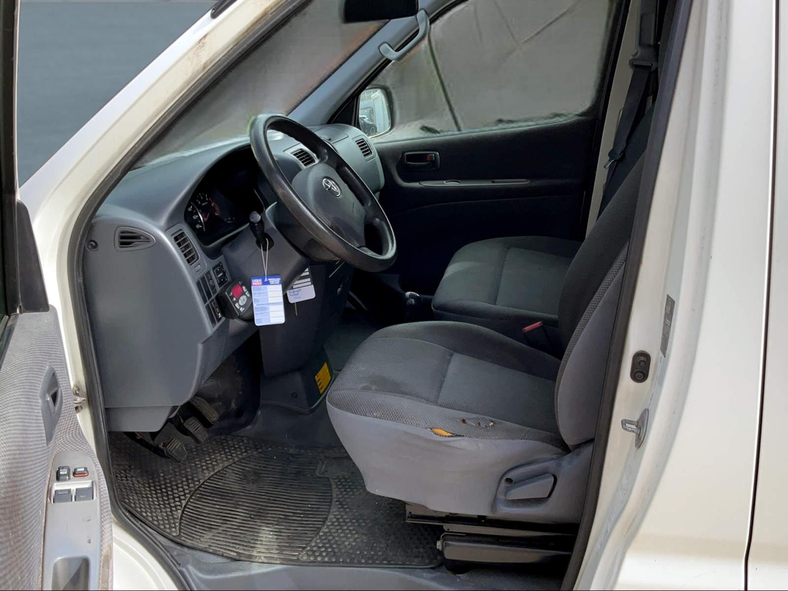 TOYOTA HIACE Kombi LWB 2.5 D-4D 3 P. CS-image-3