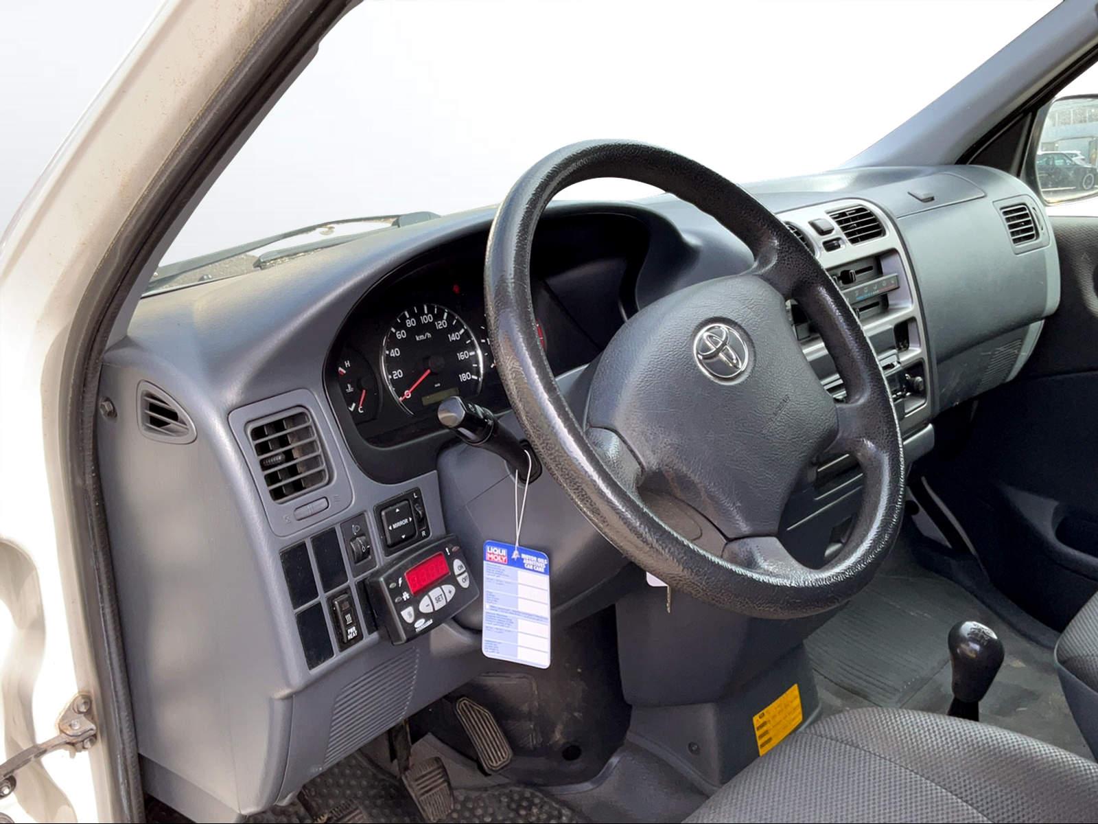 TOYOTA HIACE Kombi LWB 2.5 D-4D 3 P. CS-image-5