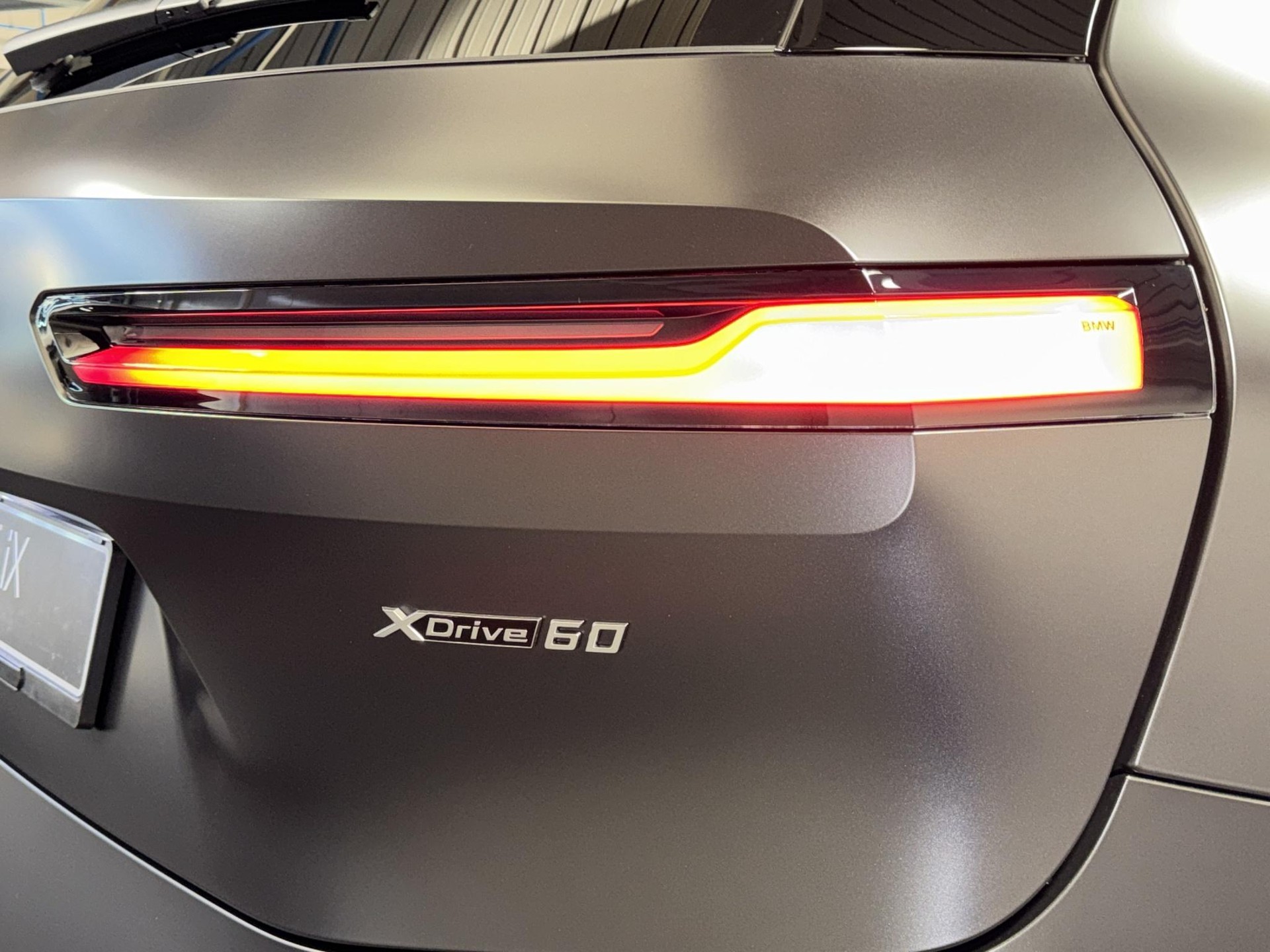 BMW iX xDrive60-image-5