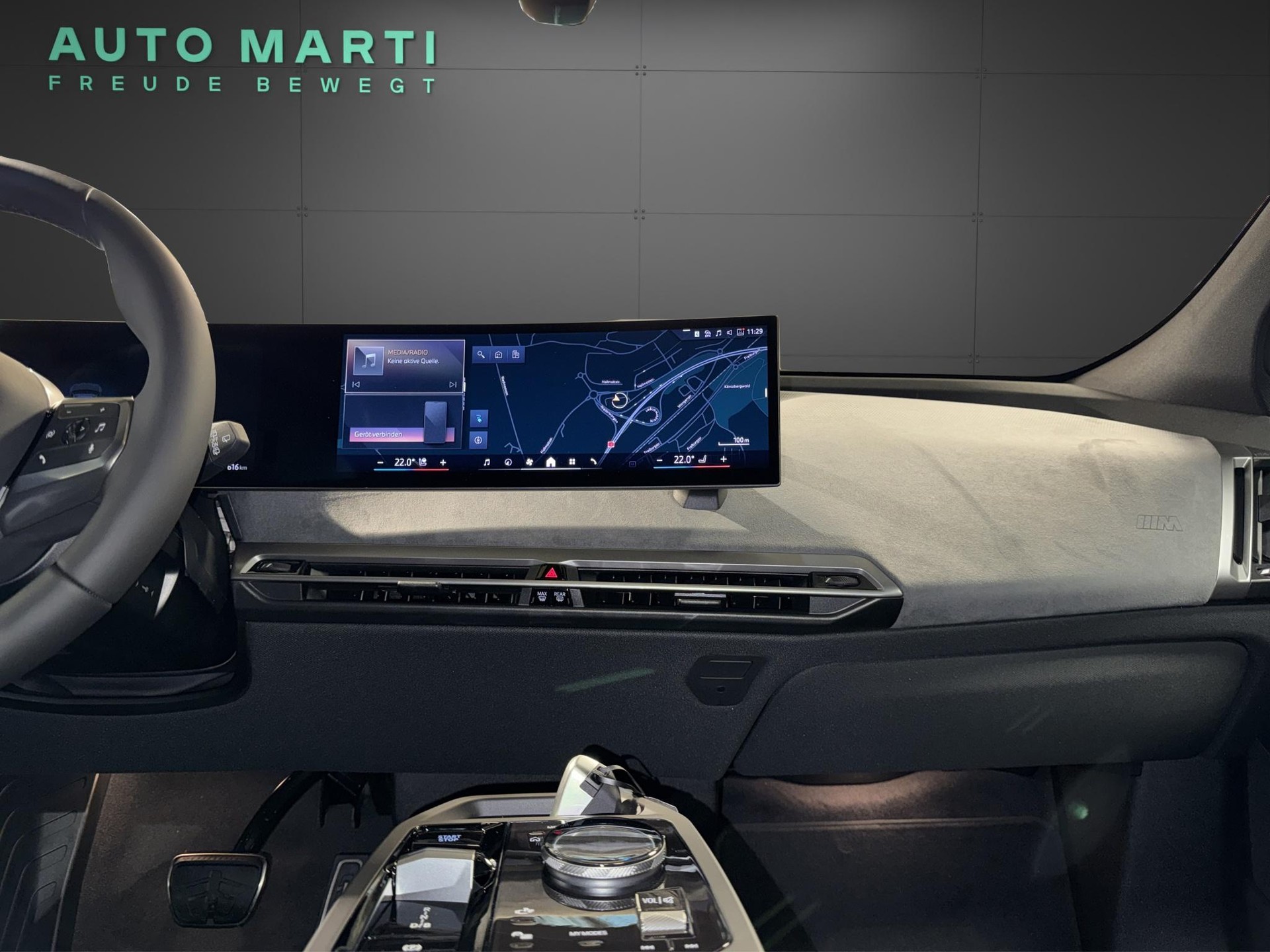 BMW iX xDrive60-image-17