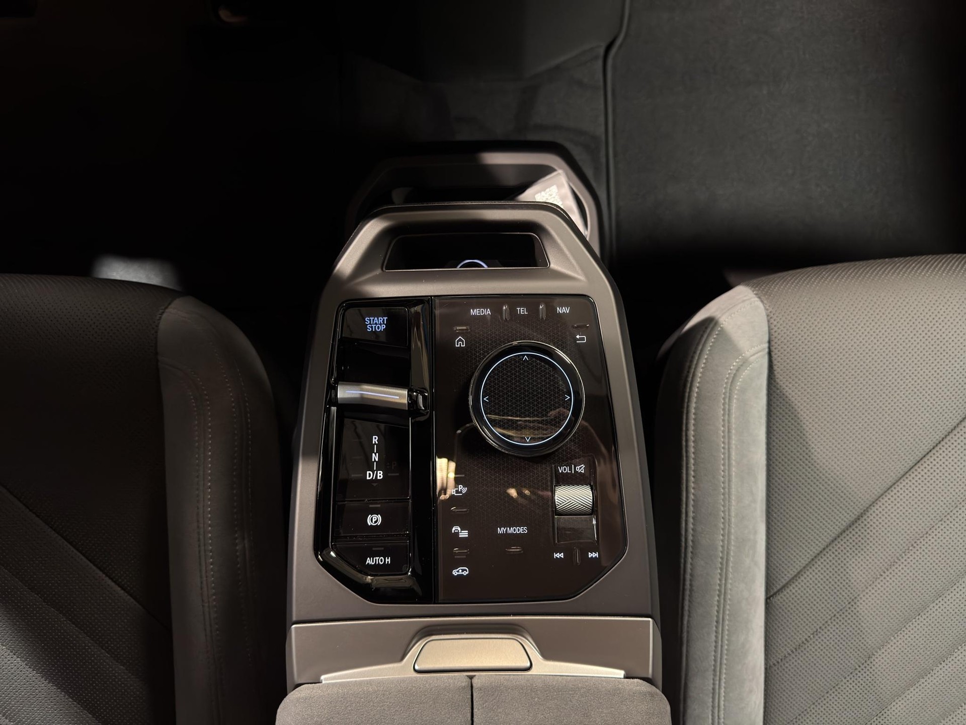 BMW iX xDrive60-image-10