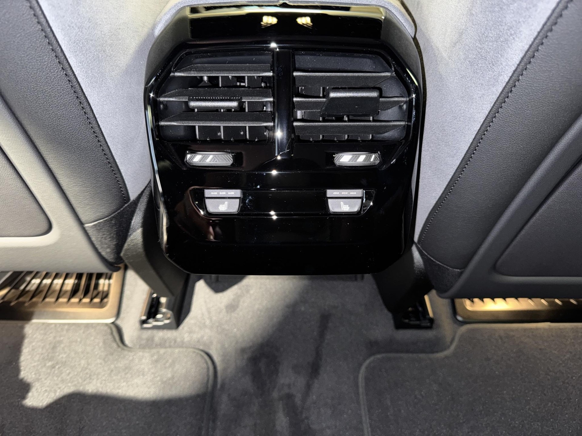 BMW iX xDrive60-image-9