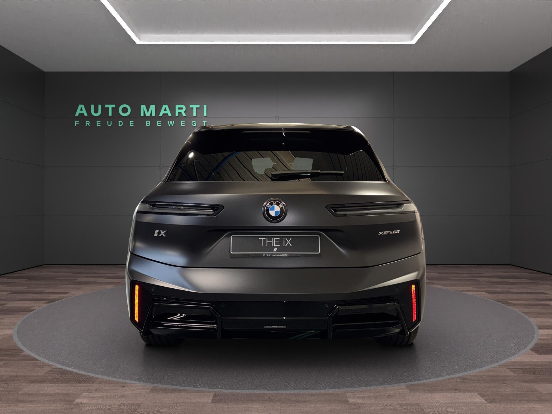 BMW iX xDrive60-showroom-element-2